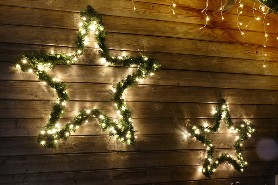 aussenstern-mit-girlande-beleuchtet Girlanden-Stern mit LED-Beleuchtung warmweiß Lichterkette Stern Girlande