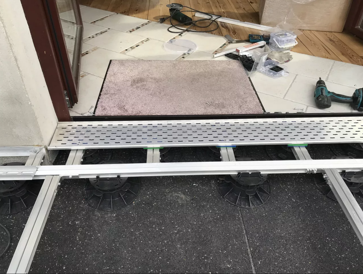 8syt5epMBdkQ67 Aluminium Entwässerungsrinne Pro 150x20 mm Länge 1950 mm Belüftungsrinnen mit Unterrinne Base-Set