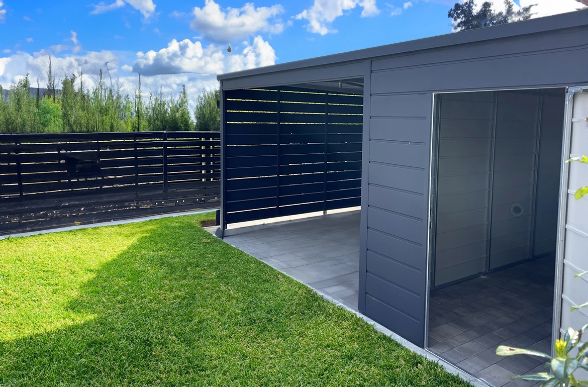 ROSSI – Moderner Carport mit integriertem Geräteraum