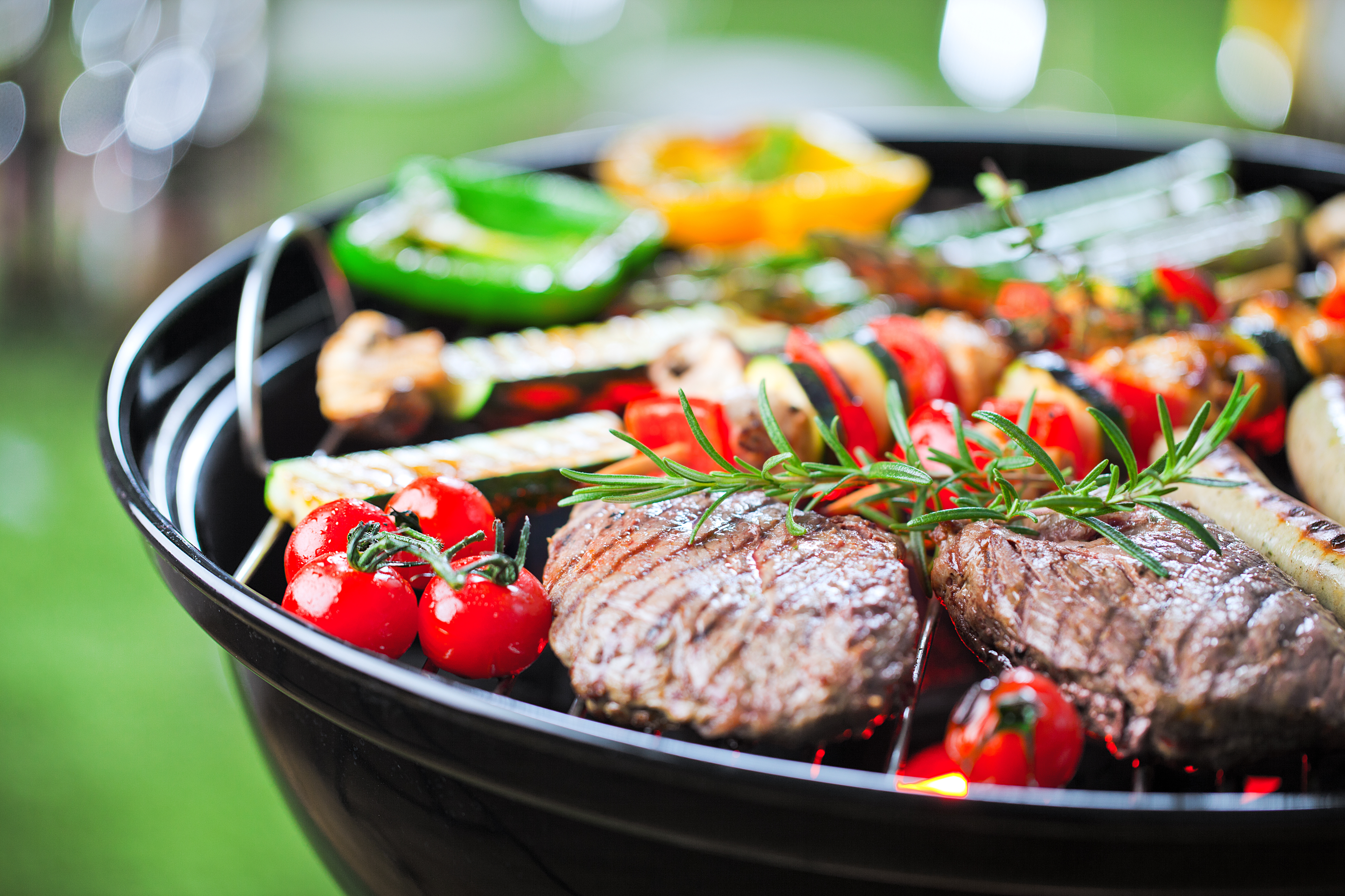 AdobeStock_108814794 Gegrilltes Fleisch mit Gemüse auf einem Grill