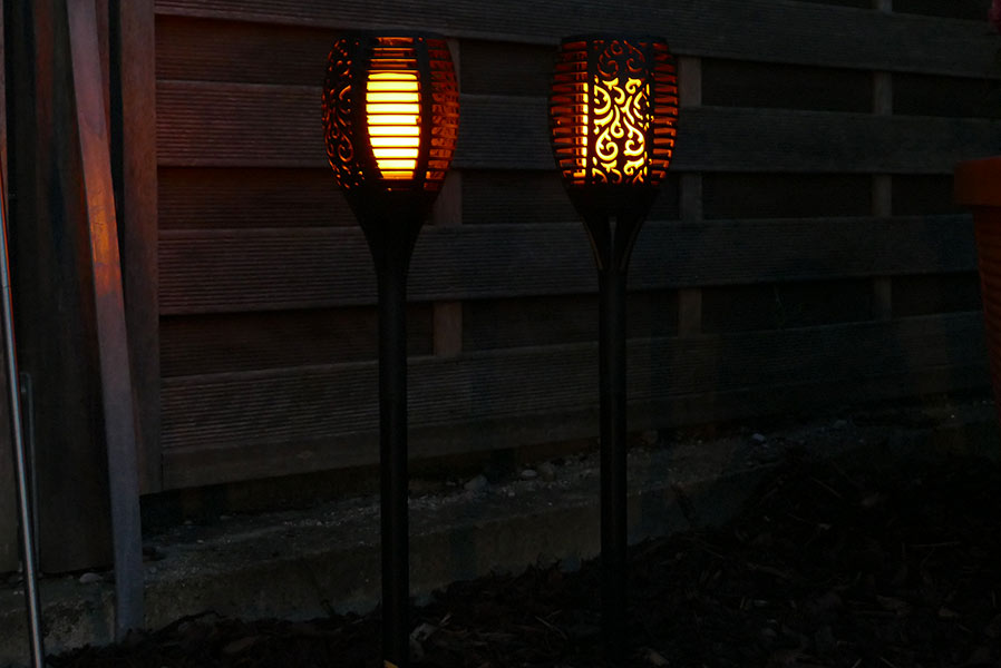 led-solarfackeln-fuer-garten LED Gartenfackel mit Solarbetrieb 2er-Set Wegleuchten Solar-Gartenfackeln