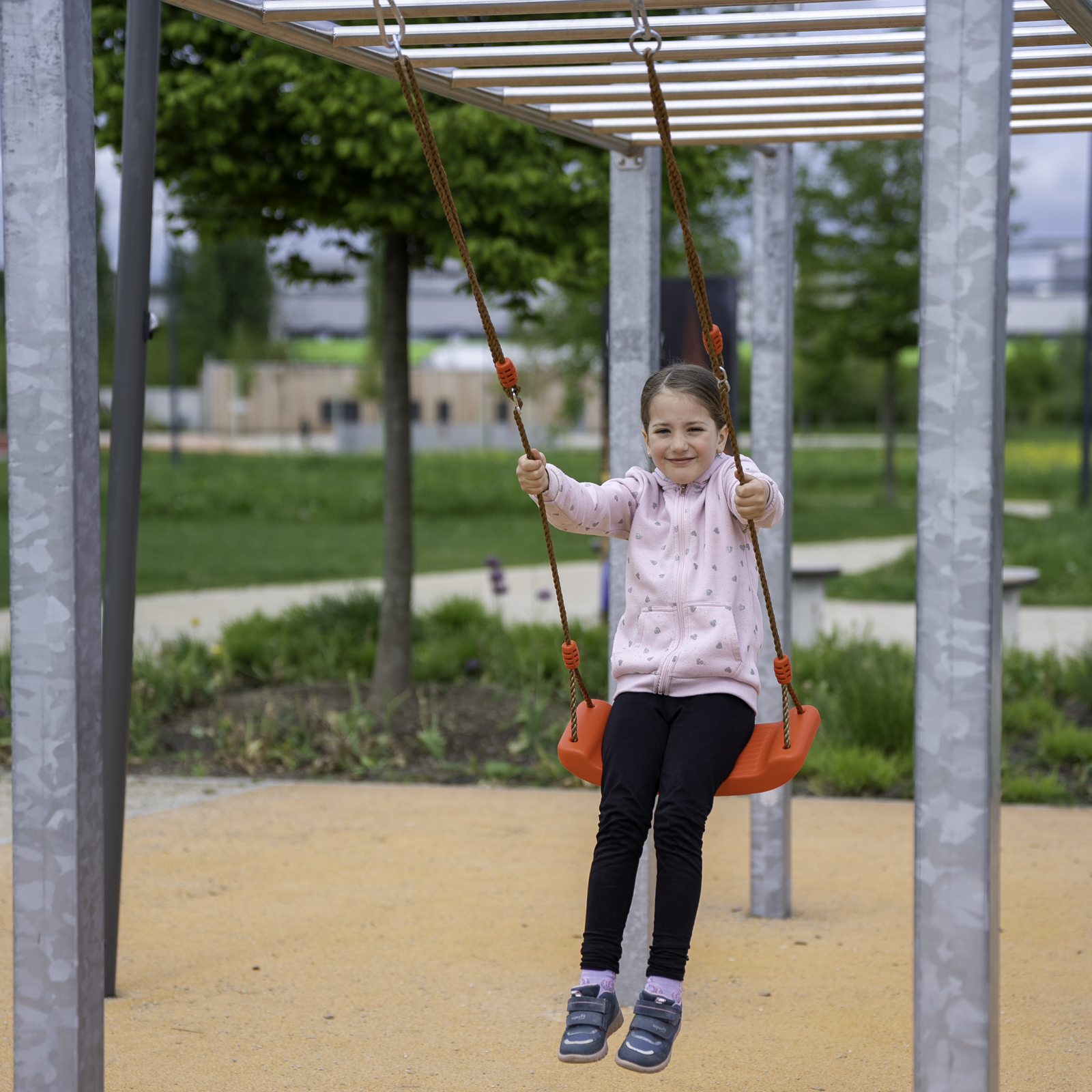 _DSC4540 Schaukelsitz aus Kunststoff Schaukelbrett Kinderschaukel