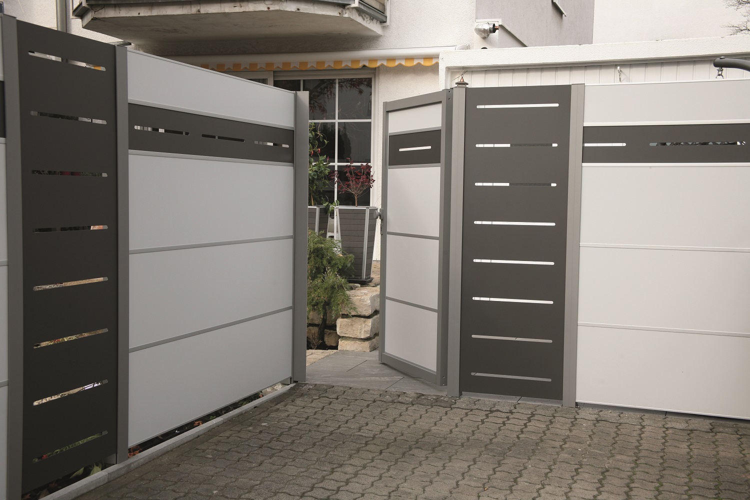 sichtschutztuer Elevato Sichtschutzsystem moderner Gartenzaun aus HPL pflegefrei Board