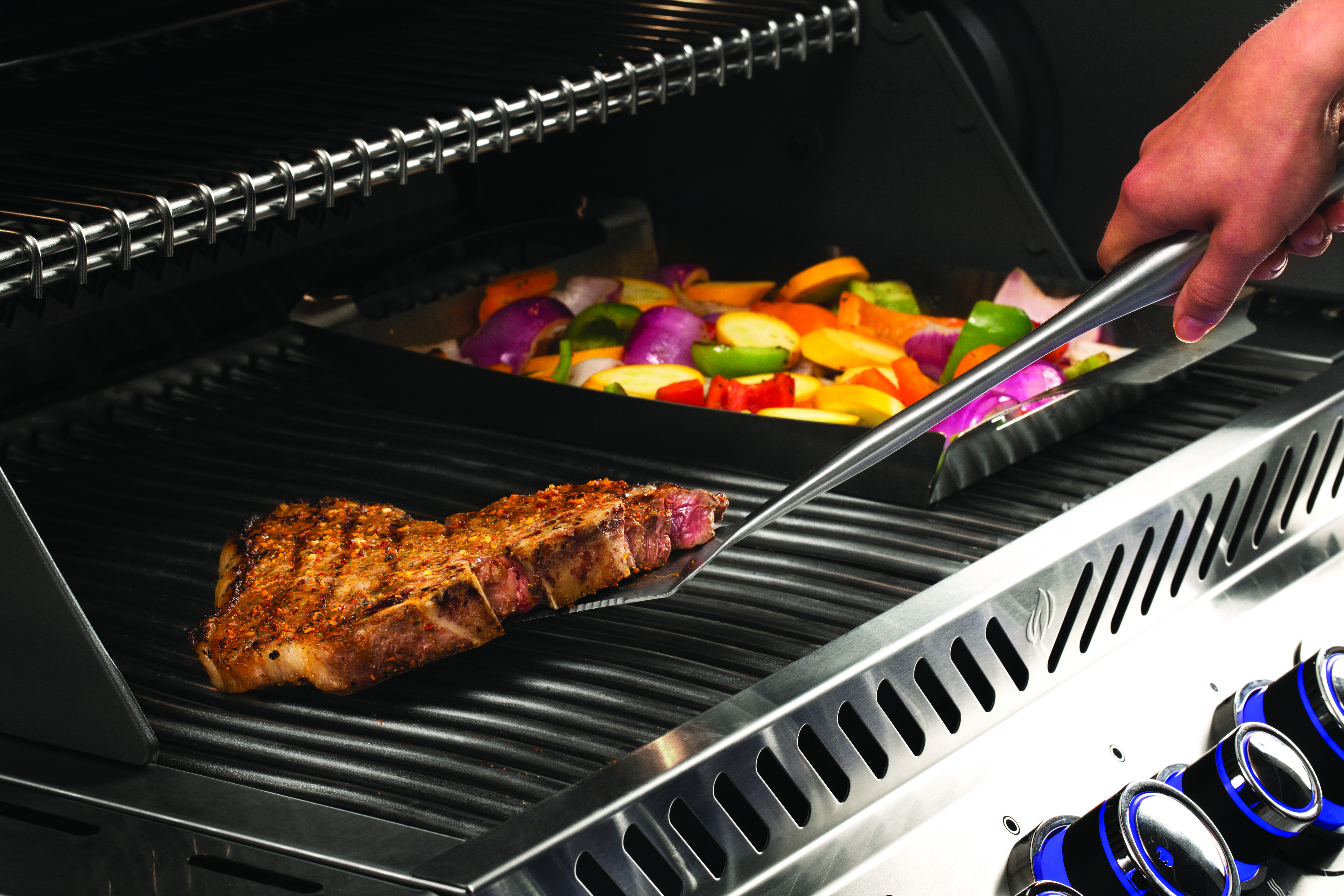 70034_spatula_in_use Napoleon 3-teiliges Grillbesteck-Set aus Edelstahl