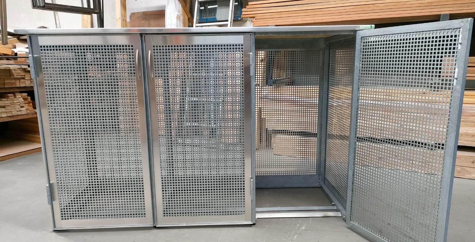 271846858_144843717903558_6645393153429149786_nVMljaTcfXRPMO Mülltonnenschrank mit Drehtüren Lochblech für 3 Mülltonnen 240 Liter