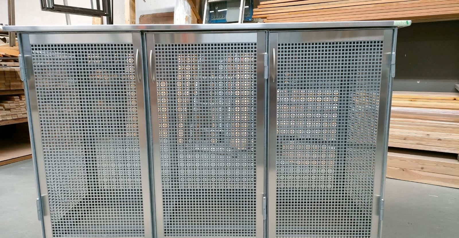 271903434_144843681236895_8192288683103207754_nsR7eY6vfi95JW Mülltonnenschrank mit Drehtüren Lochblech für 3 Mülltonnen 240 Liter