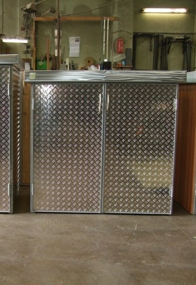 DSCF0573 Mülltonnenschrank mit Drehtüren Tränenblech für 2 Mülltonnen 120 Liter