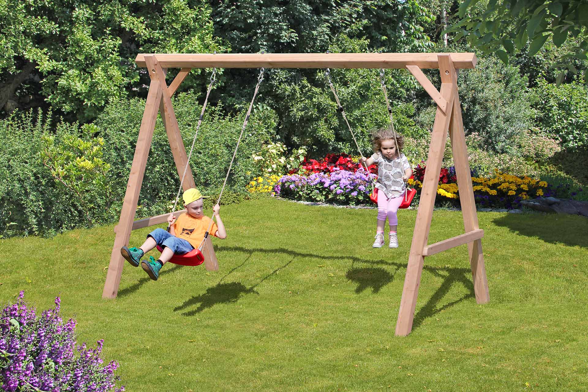 67181_Garten Doppelschaukel Sina aus Lärchenholz Kinderschaukel mit zwei roten Schaukelsitzen TÜV geprüft