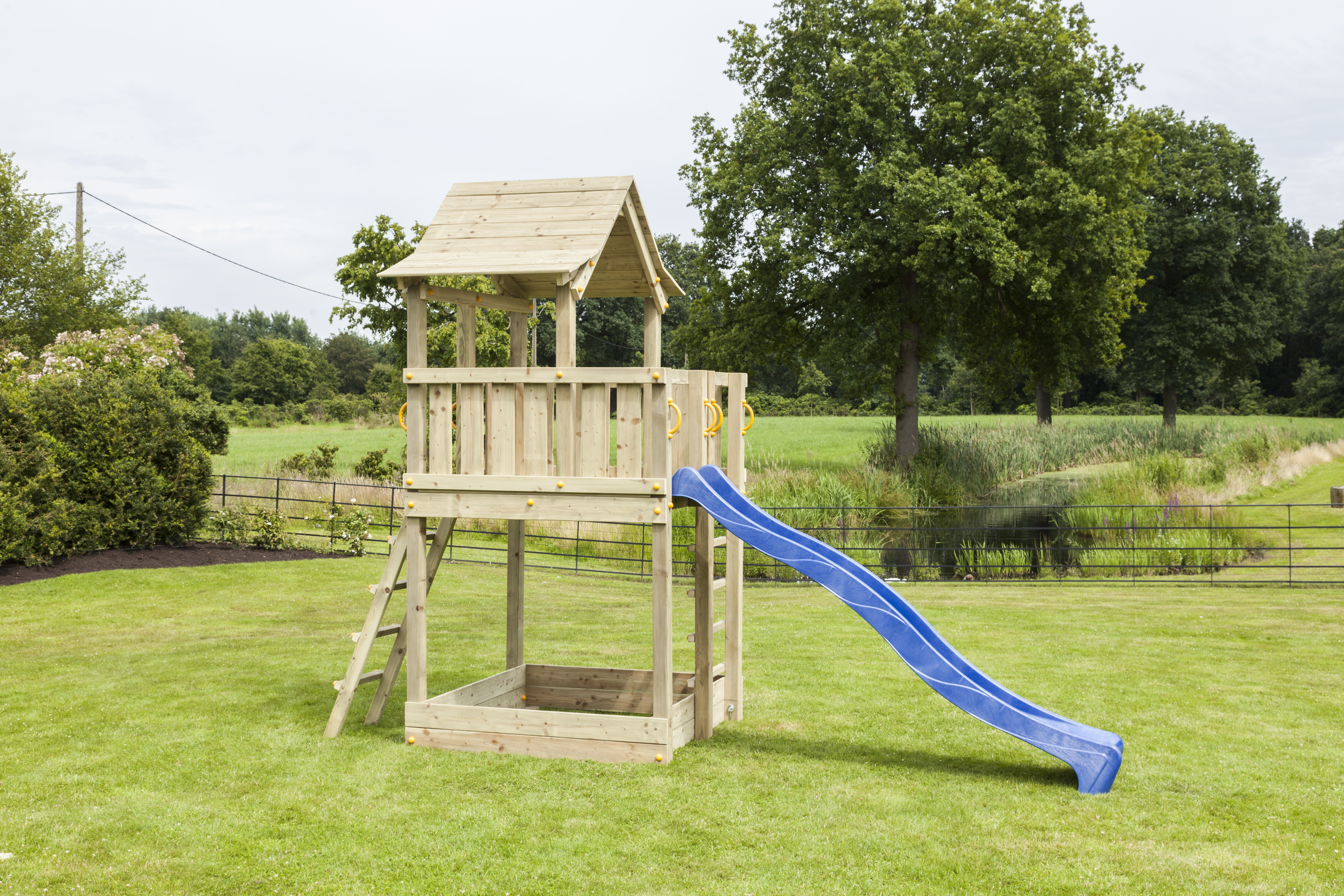 Spielturm PAGODA B140 x T160 cm Lärche natur inkl. Bodenanker und Rutsche 300 cm