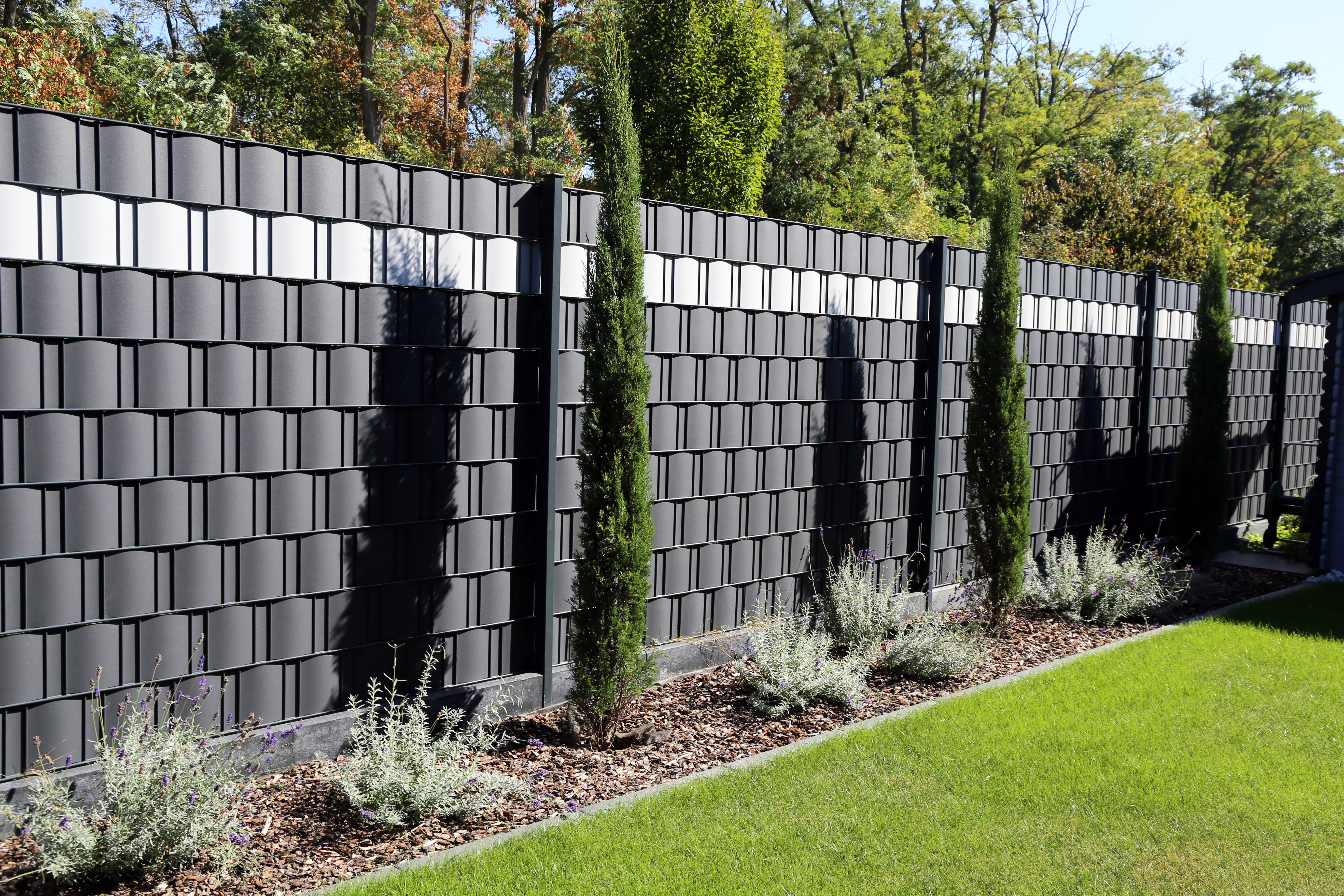 Sichtschutzwand in einem Garten