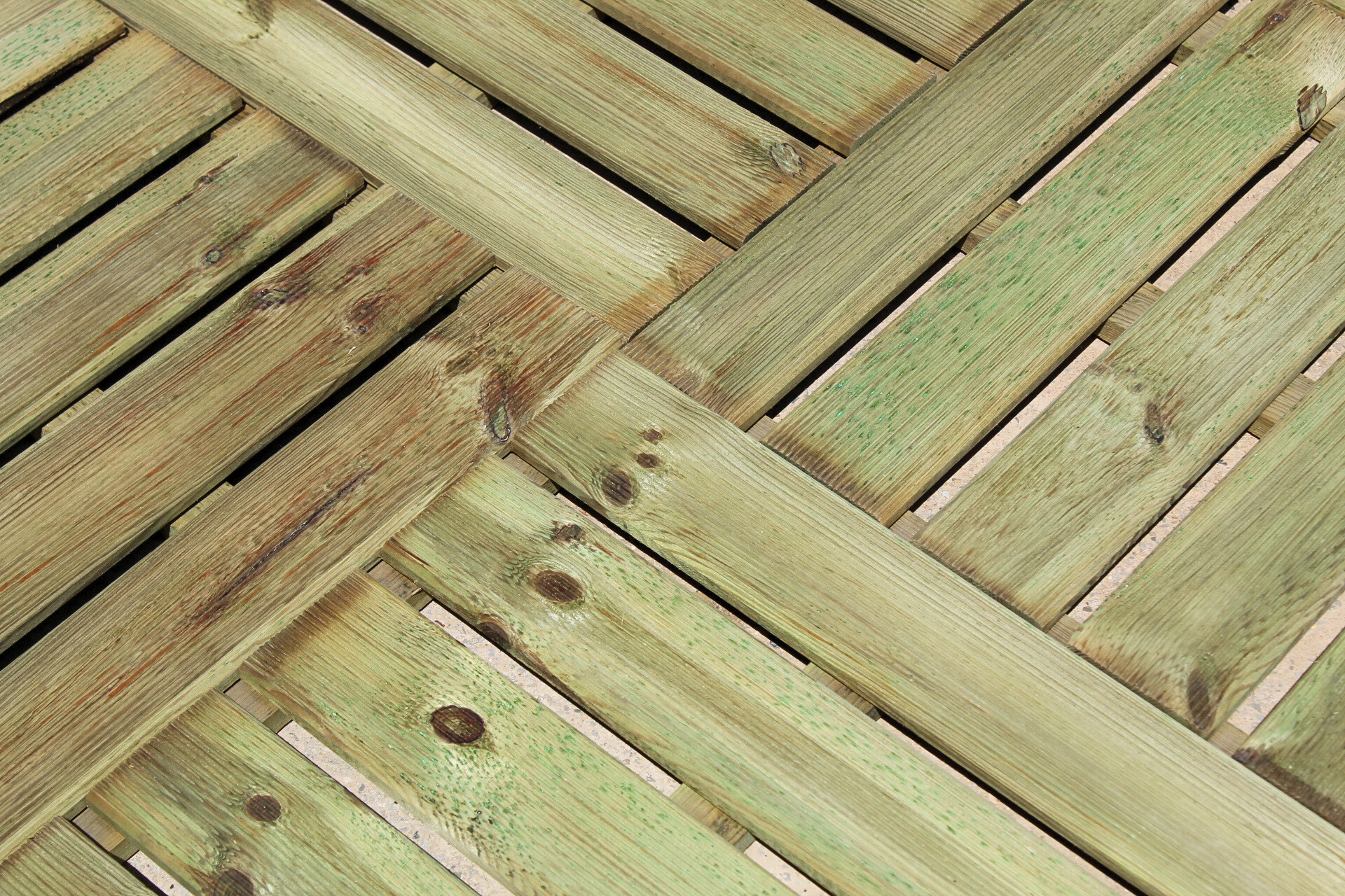 Foto-4L9ara7mgoMaYO Terrassenfliese aus Kiefernholz GRÜN imprägniert 50x50cm Holzfliese Balkonfliese Fliese Terrasse