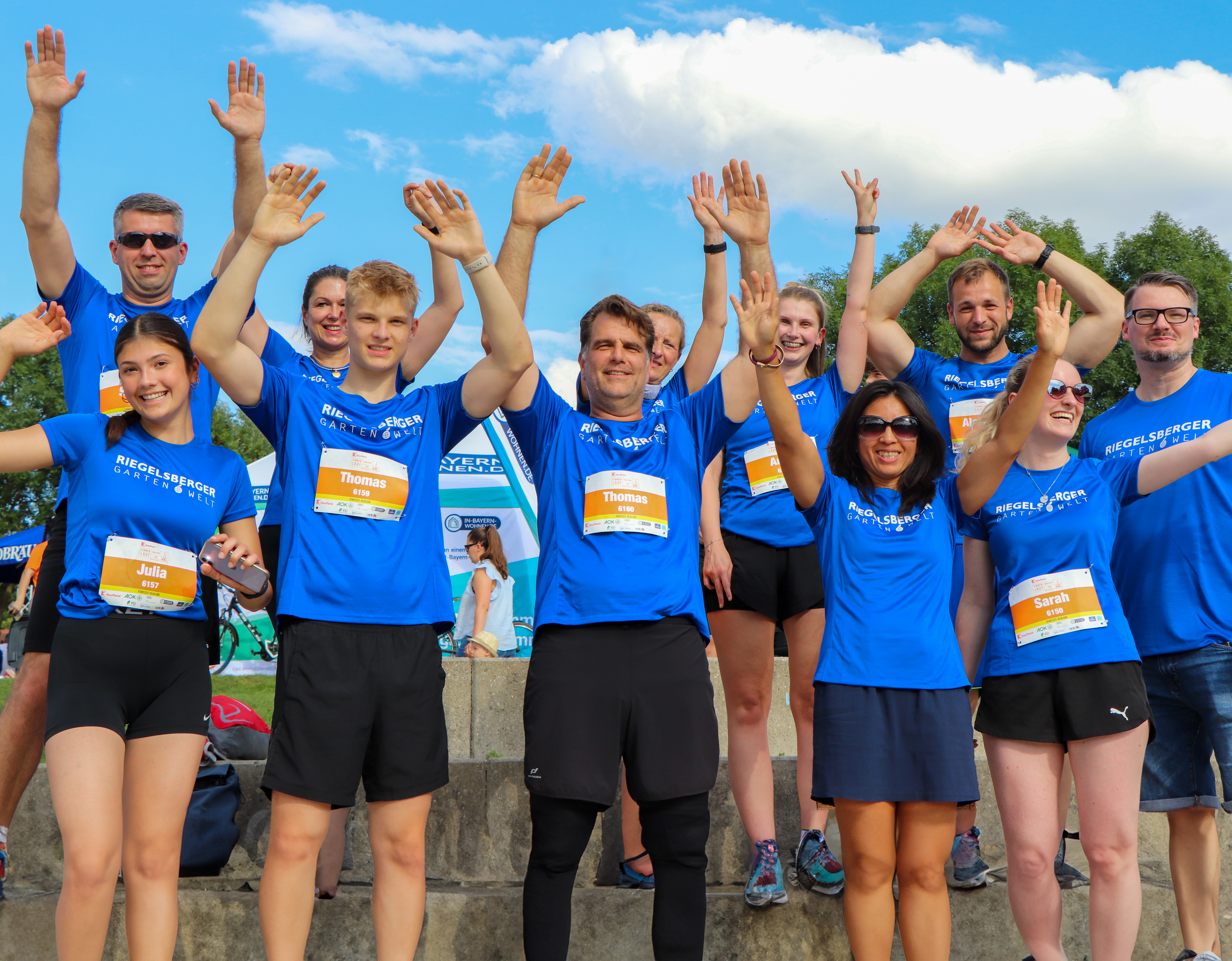 Firmenlauf 2024 Mitarbeiter jubelnd beim Firmenlauf 2024