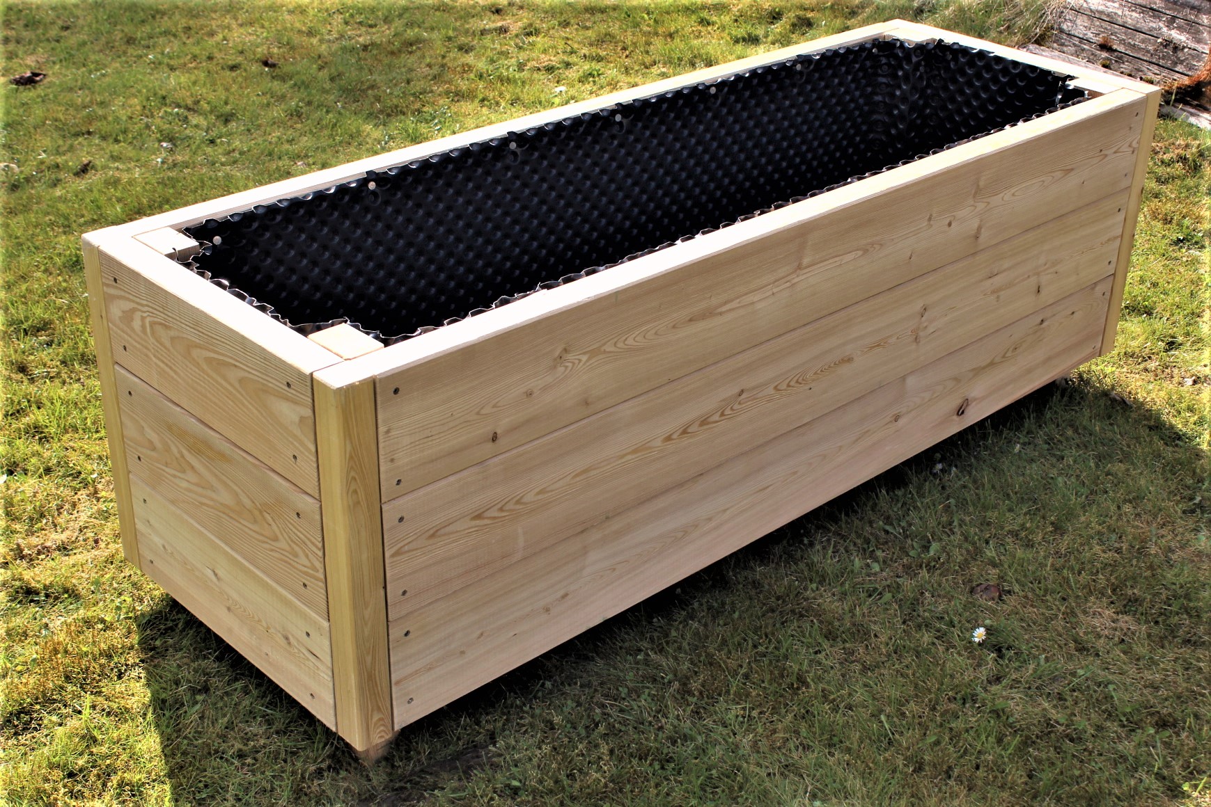 Foto-24ANJuqwErlSR3 Blumenkasten Hexenagger Lärchenholz Kanthölzern 45x142 mm mit Noppenfolie fertig montiert
