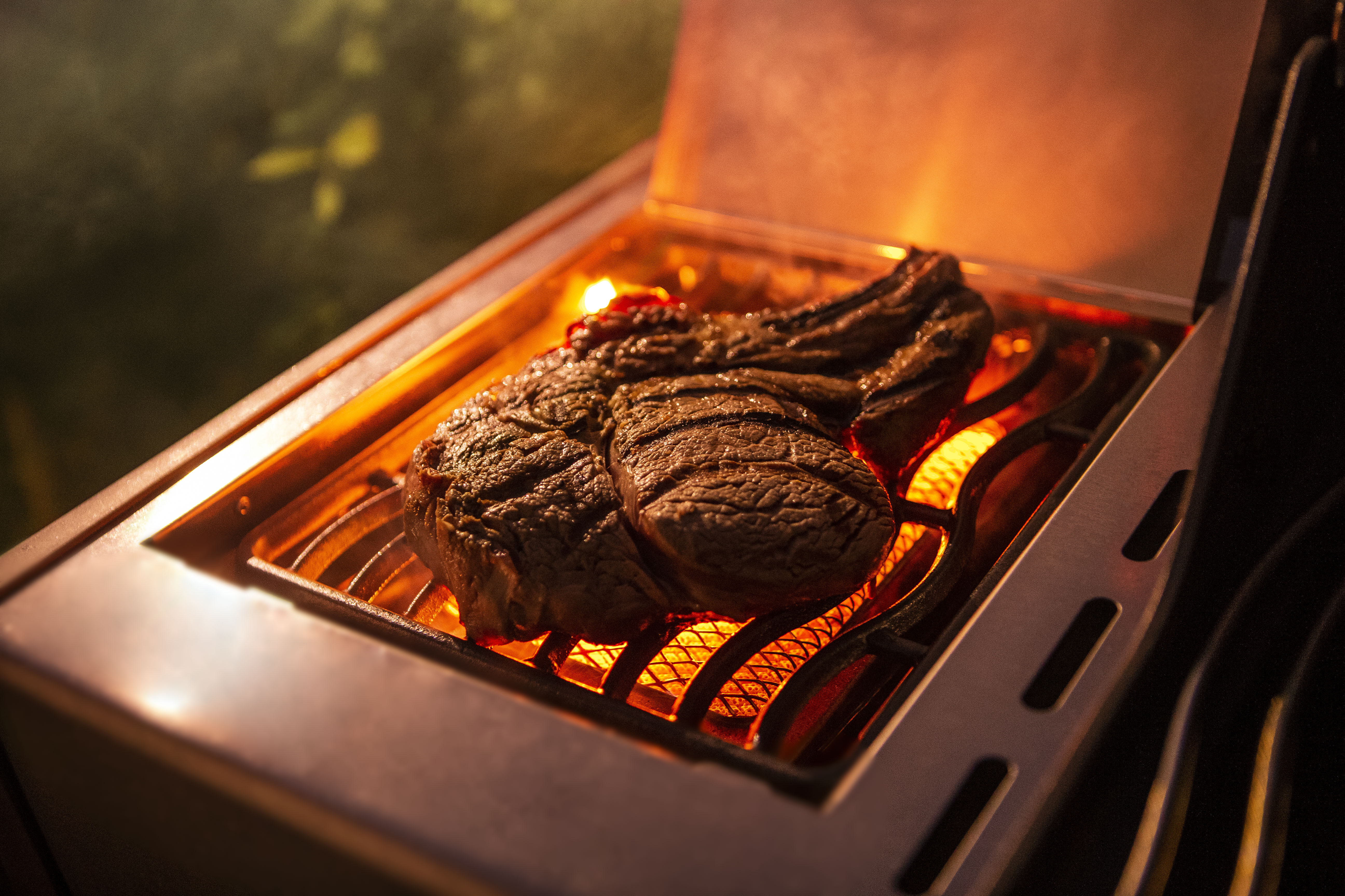 rogue_sizze_zone_steak_1 Napoleon Gasgrill Rogue SE425, mit Heck- und Seitenbrenner, Schwarz, inkl. Drehspieß
