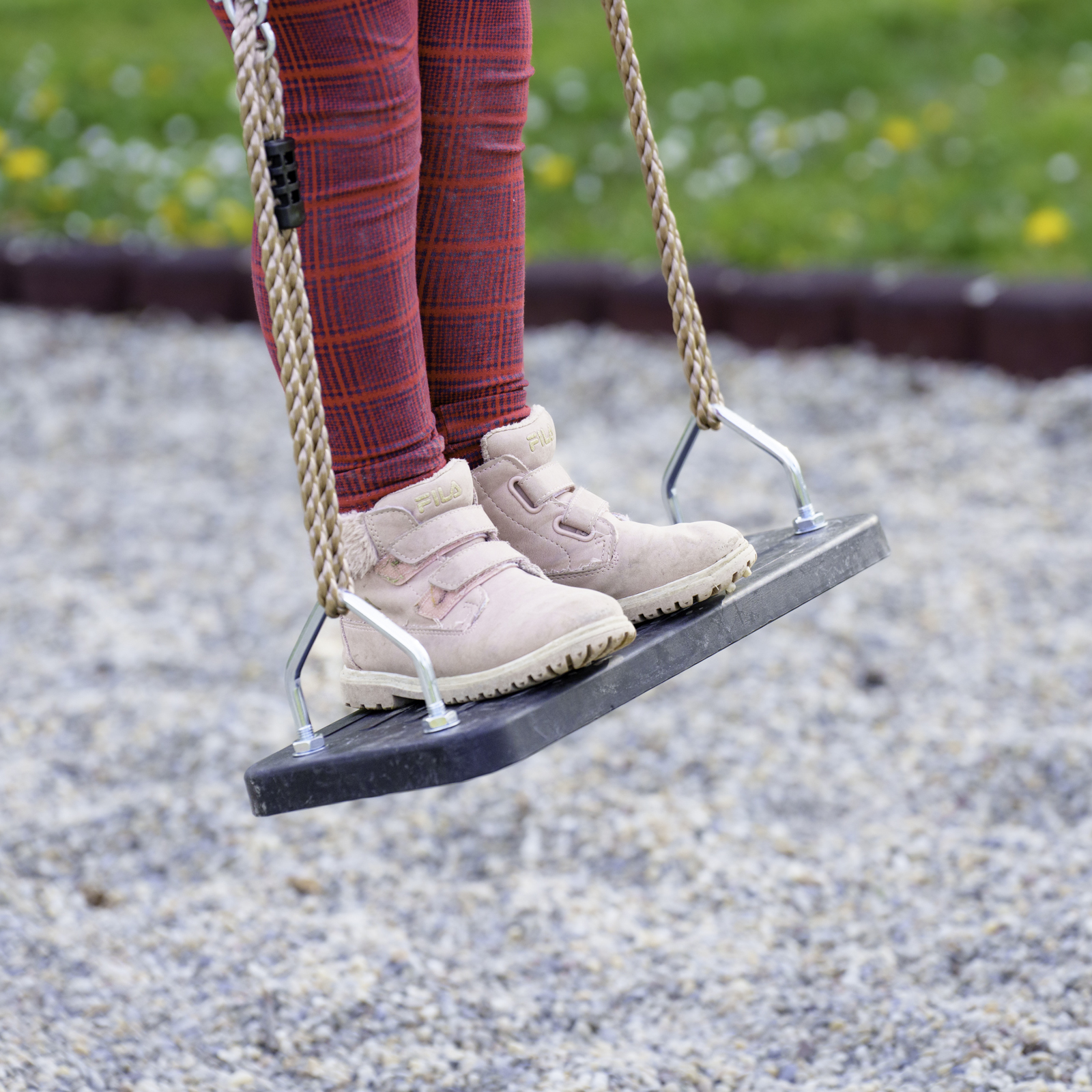 _DSC2193 Schaukelsitz aus Gummi mit Stahleinlage Gummisitz Kinderschaukel Brettschaukel