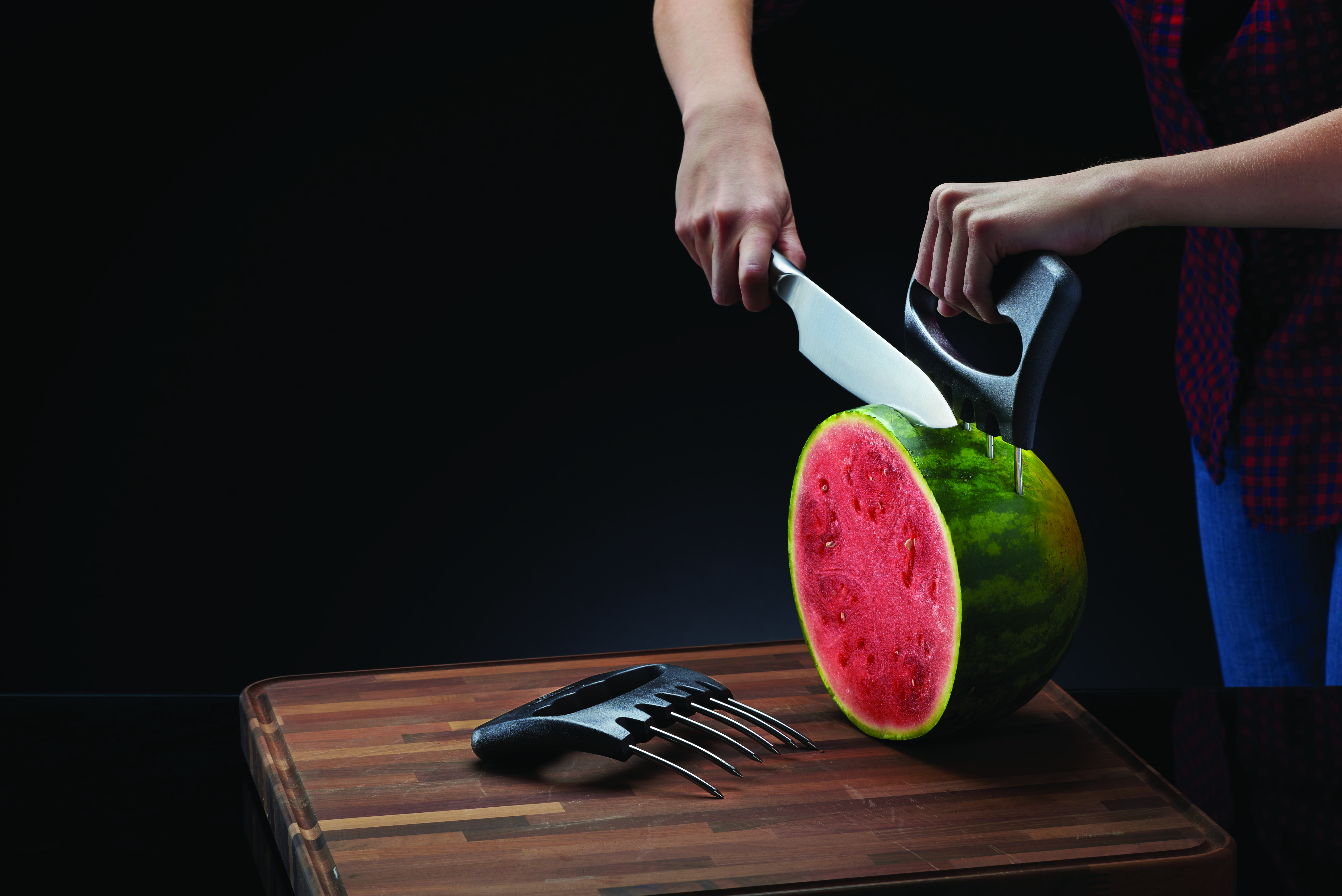 70043_2_pack_meat_shredding_claws_holding_watermelon_on_black_wk Napoleon 2er Set Tranchierkrallen (ideal zB für Pulled Pork)