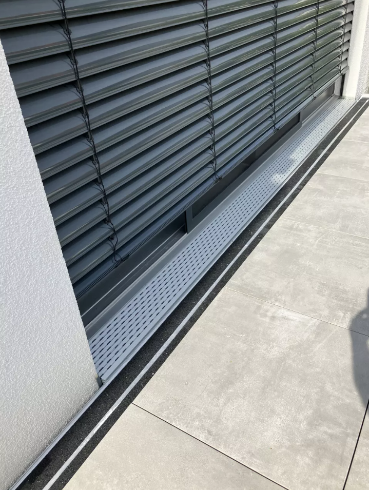 12 Aluminium Entwässerungsrinne Pro 150x20 mm Länge 1950 mm Belüftungsrinnen mit Unterrinne Base-Set