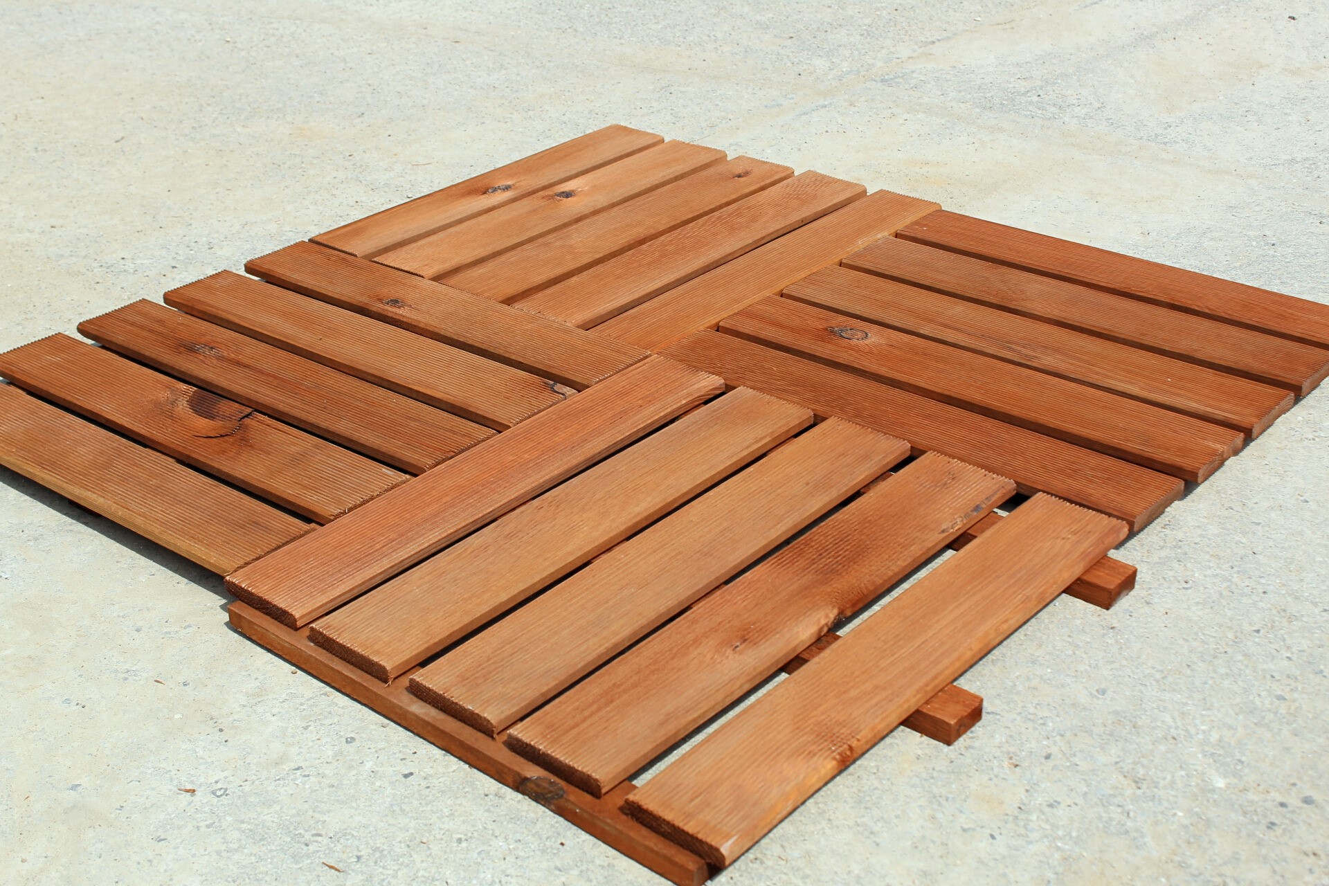IMG_6592_k Terrassenfliese aus Kiefernholz BRAUN imprägniert 50x50cm Holzfliese Balkonfliese Fliese Terrasse