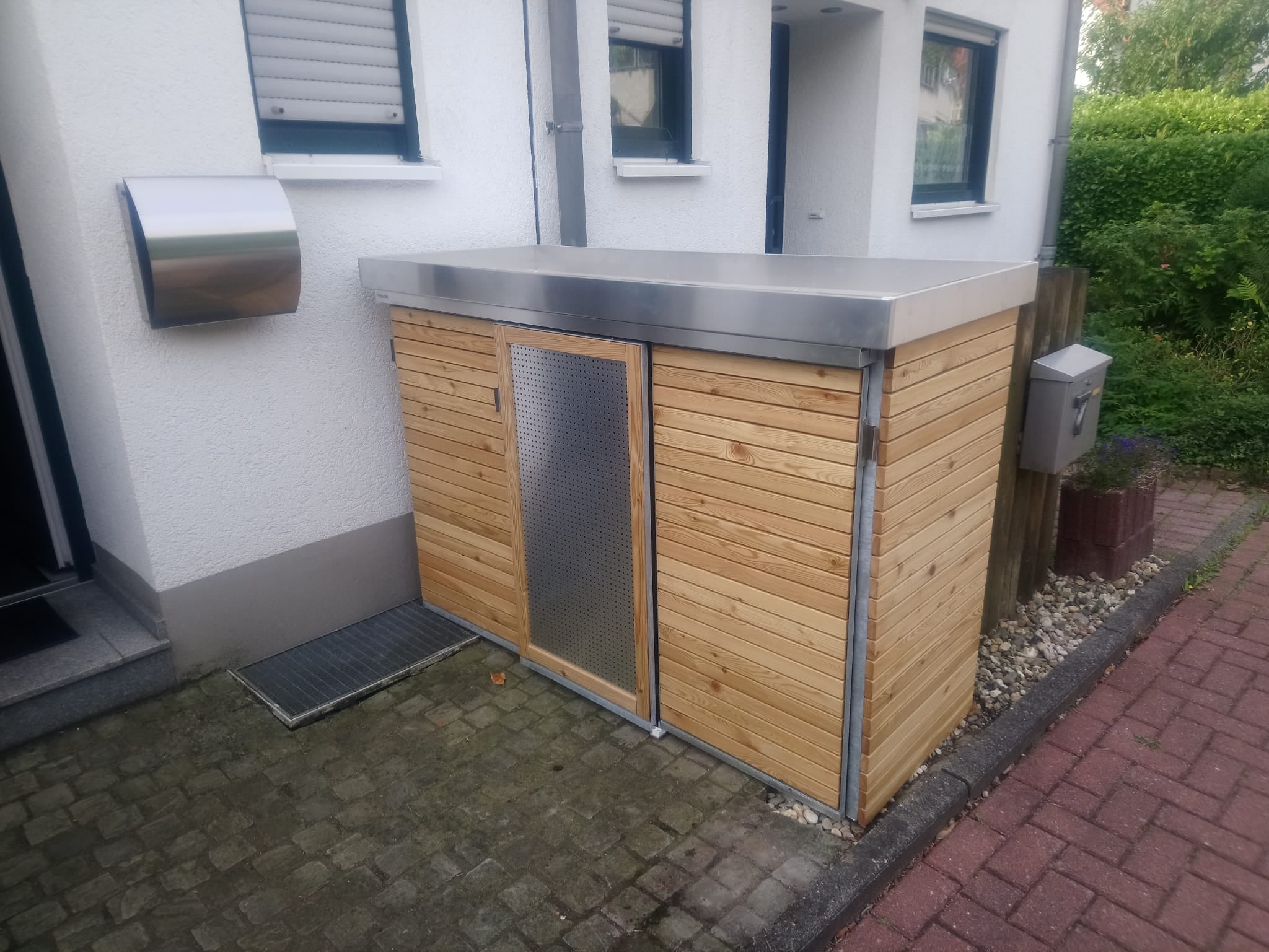 268124206_138813581839905_773651491549514259_n Mülltonnenschrank mit Schiebetüren Lärchenholz Lochblech für 3 Mülltonnen 240 Liter