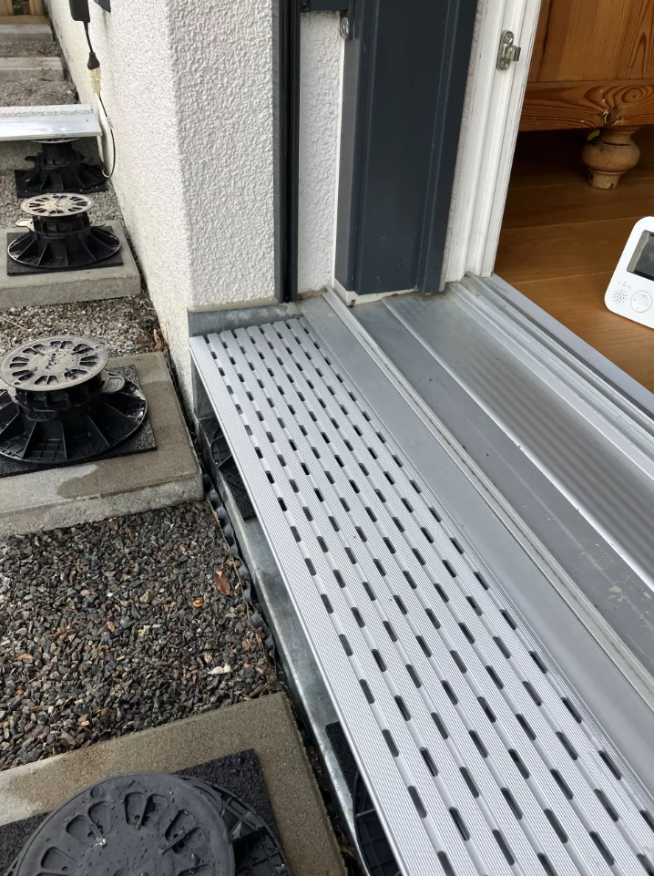 6bh7NdxZUsdqhi Aluminium Entwässerungsrinne Pro 150x20 mm Länge 1950 mm Belüftungsrinnen mit Unterrinne Base-Set
