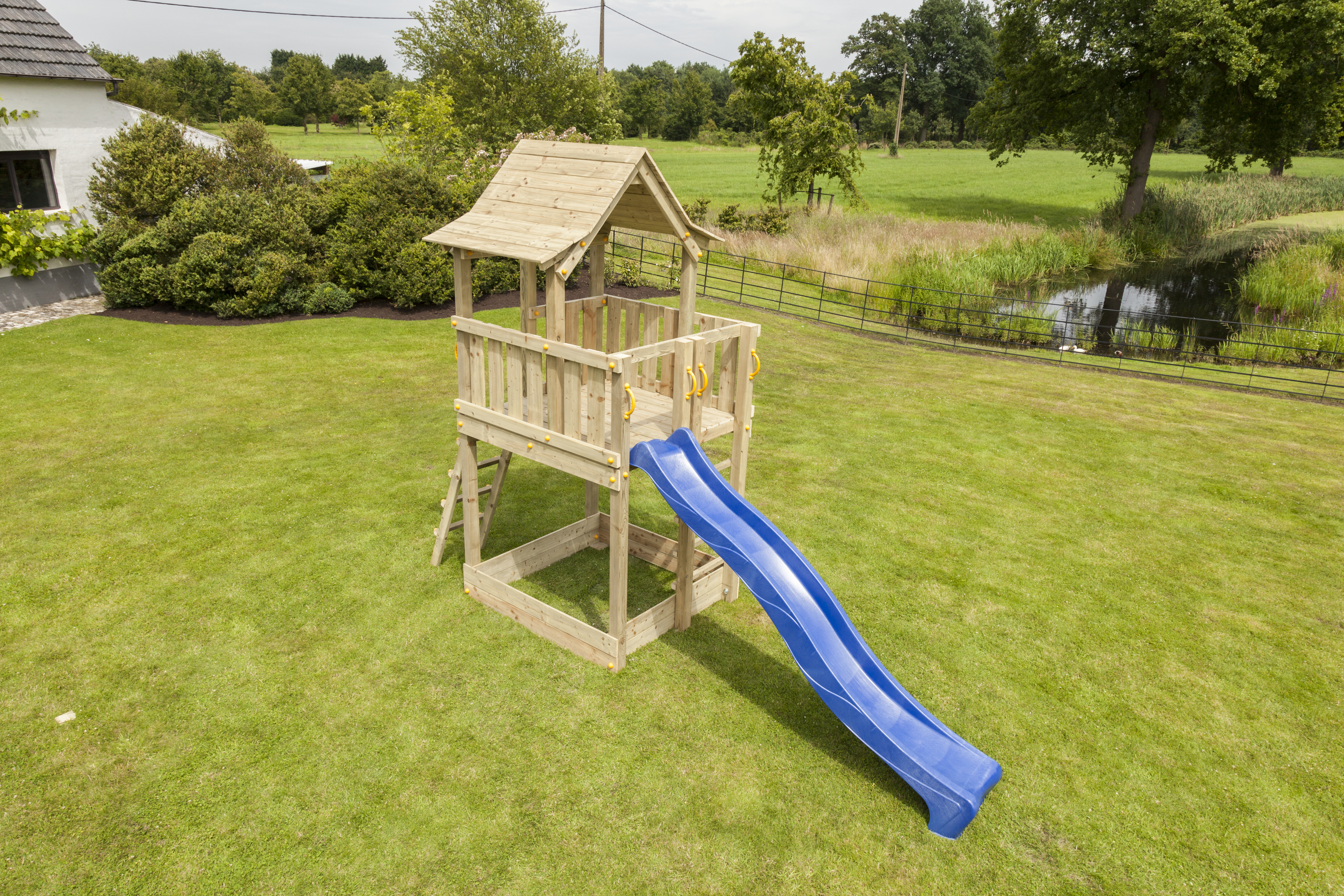 Spielturm PAGODA B140 x T160 cm Lärche natur inkl. Bodenanker und Rutsche 300 cm
