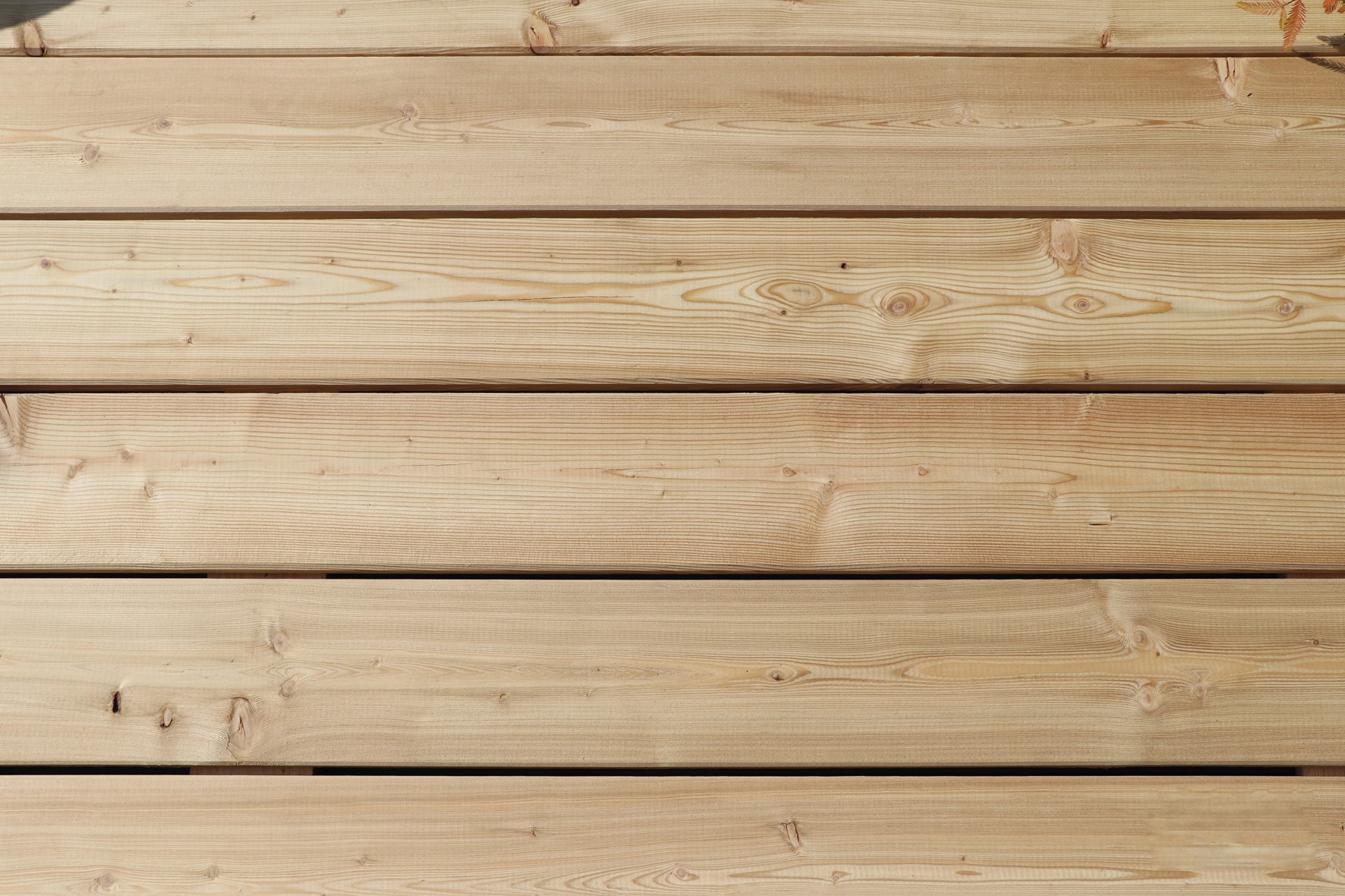 A-terrasse_sib_lae_glatt_detail_k Massive Terrassendielen Lärche 45x142x6000 mm 4-seitig glatt Glattkantbohlen