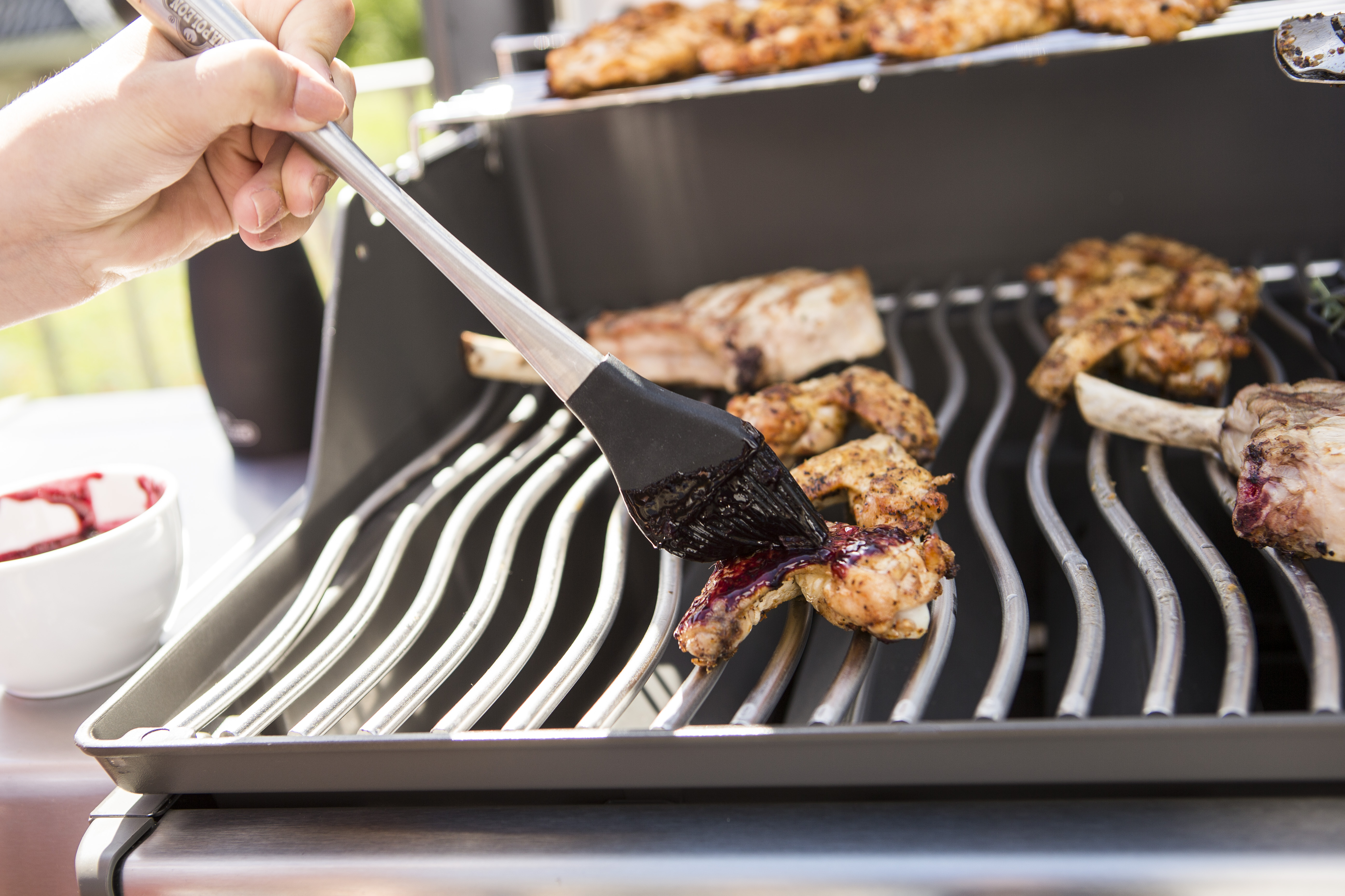r425sib_food_2 Napoleon Gasgrill Rogue SE425, mit Heck- und Seitenbrenner, Schwarz, inkl. Drehspieß