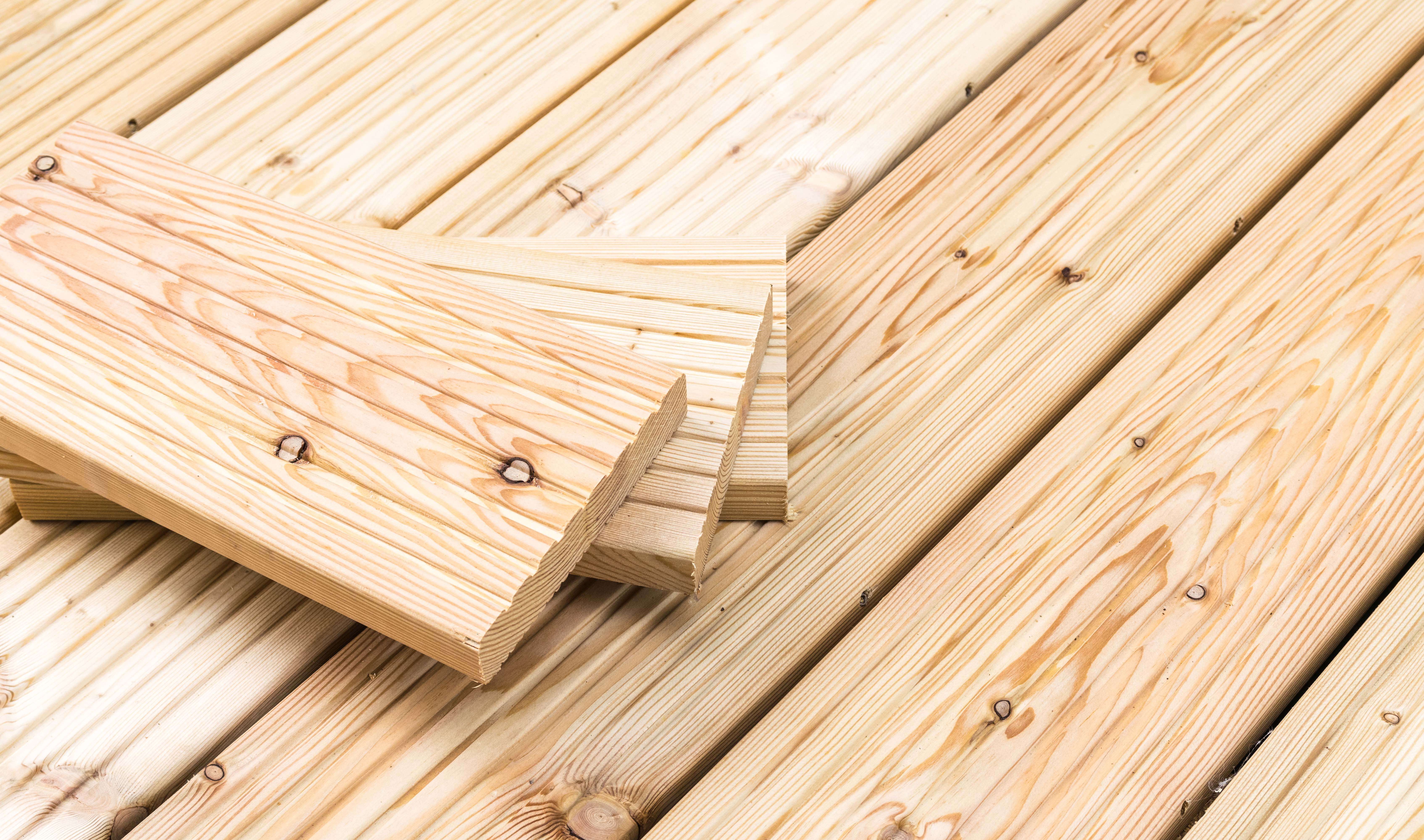 AdobeStock_214634143 Lärchenholz auf einer Terrasse verlegt