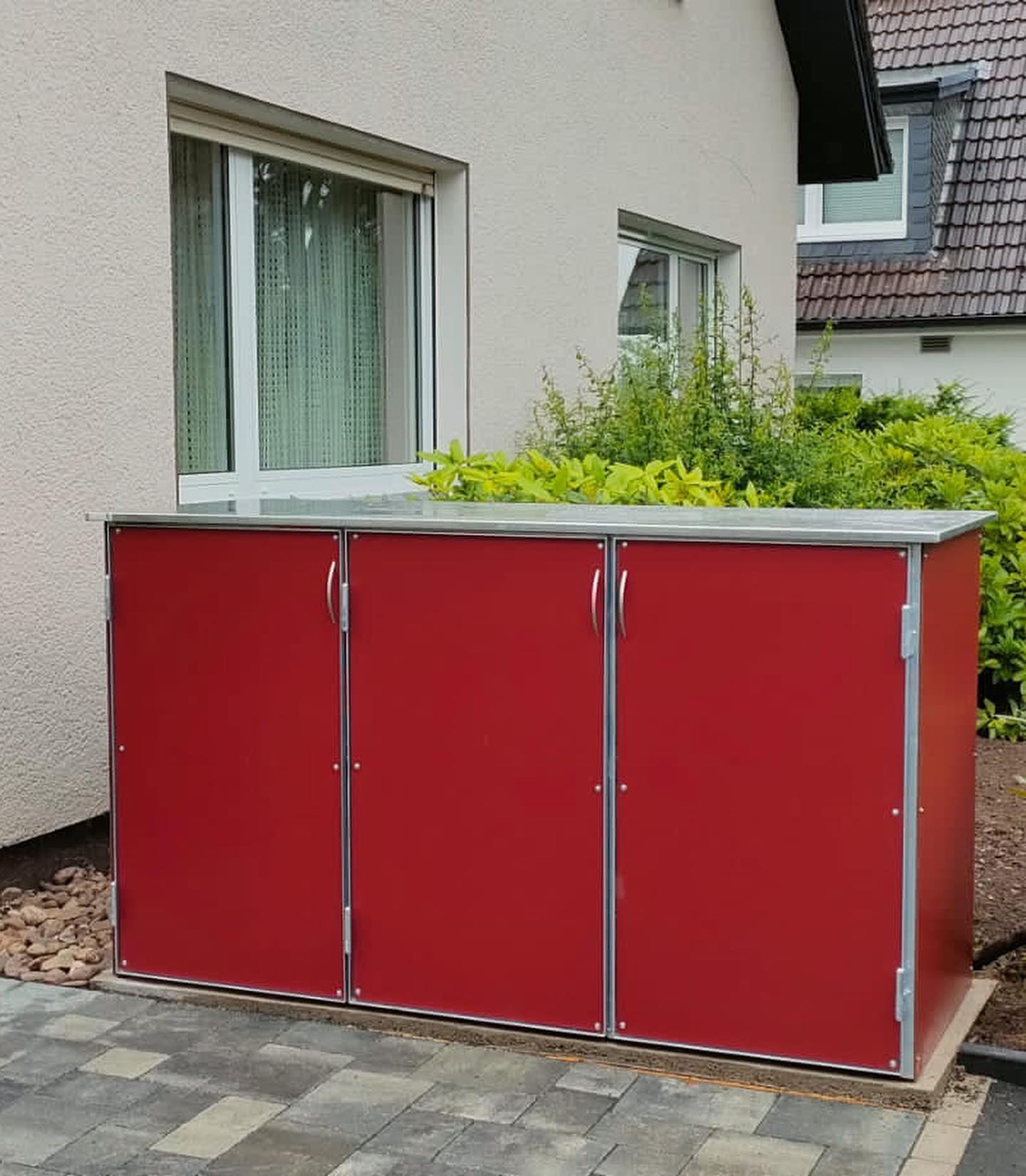 288190048_175601374827792_7270787582785883885_n Mülltonnenschrank mit Drehtüren Rot für 3 Mülltonnen 240 Liter