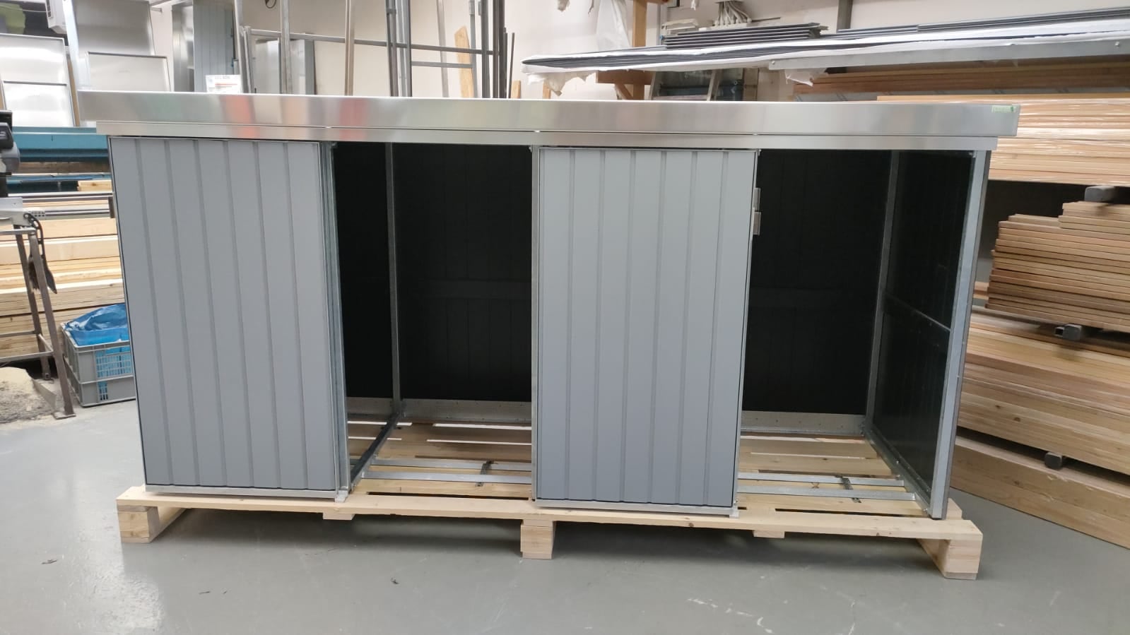 264372097_137144235340173_2650159584190721941_n Mülltonnenschrank mit Schiebetüren Silbergrau für 4 Mülltonnen 120 Liter