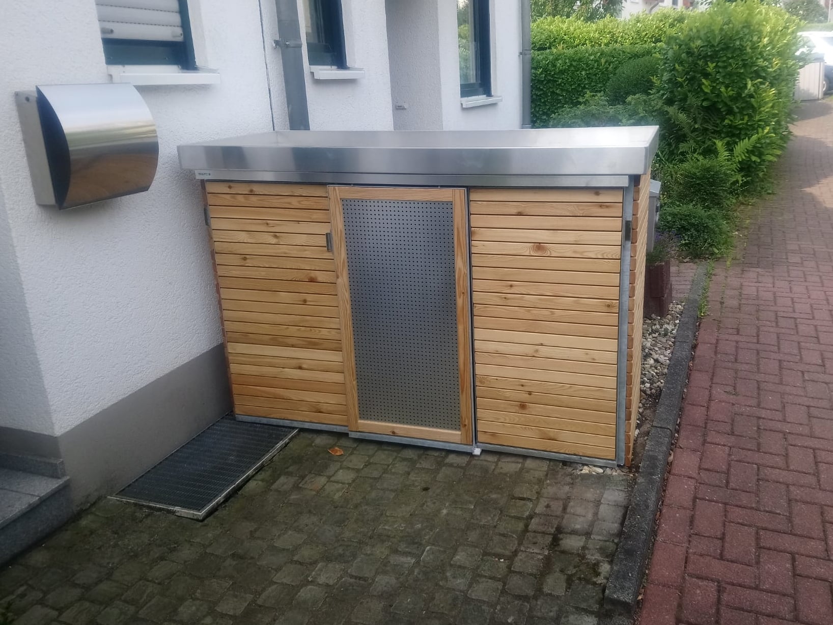 240153429_111438787910718_6098999385830620636_n Mülltonnenschrank mit Schiebetüren Lärchenholz Lochblech für 3 Mülltonnen 240 Liter