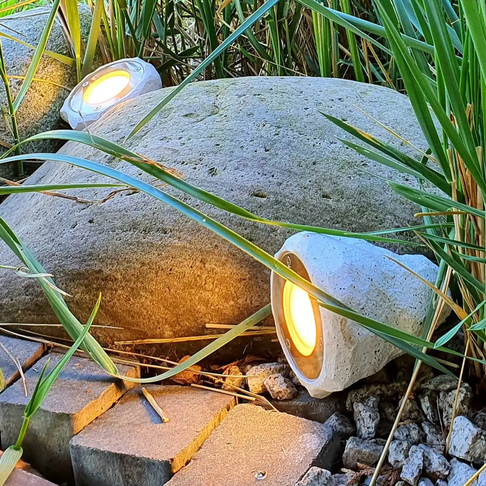 Solar Stein Gartenleuchte – LED Solarstrahler Mit Warmem/weißem Licht, Wasserdicht, 90° Verstellbar, ABS+Harz