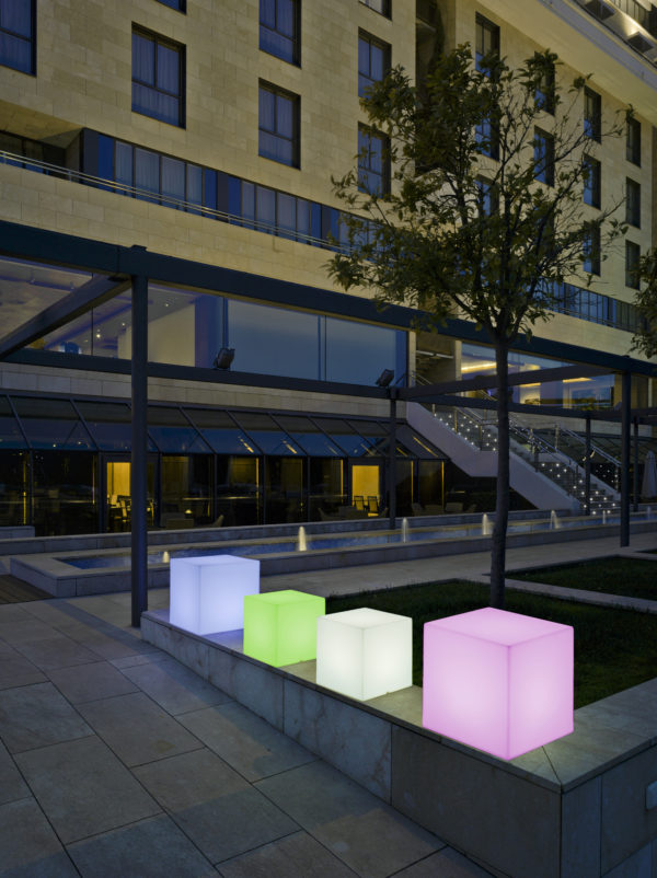 CUBY SOLAR SMARTTECH Weiß Leuchtwürfel LED Beleuchtung RGBW solarbetrieben mit Fernbedienung