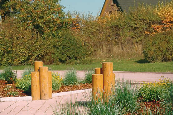 laerchenpalisaden_als_parkplatzpoller_joda_artikelbildDPItqVm4BOp74 Palisade Ø 12 cm Lärche natur Rundholz gefast Pfosten Schneefangstange Holzpalisade