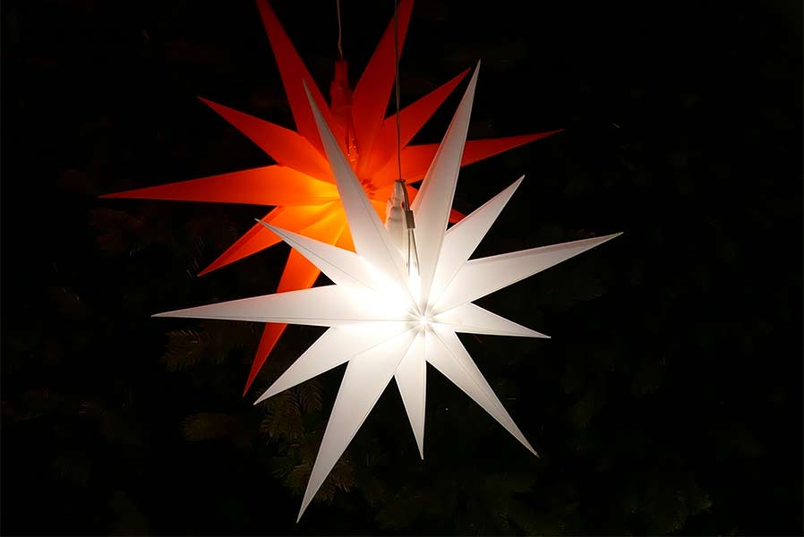 stern-11-zacken-beleuchtet Faltstern Ø 50 cm weiß/rot 11 Zacken aus Kunstoff-Folie mit LED-Birne warmweiß Weihnachtsstern