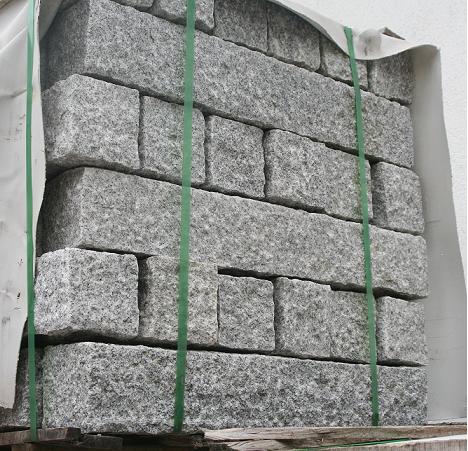 Granit Palisade hellgrau gestockt 12x12x100 cm