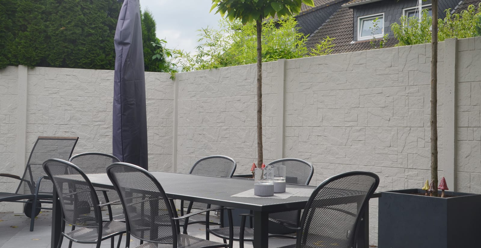 Betonzaun-Standard-Flagstone-mit-Sitzecke Beckers Betonzaun Standard