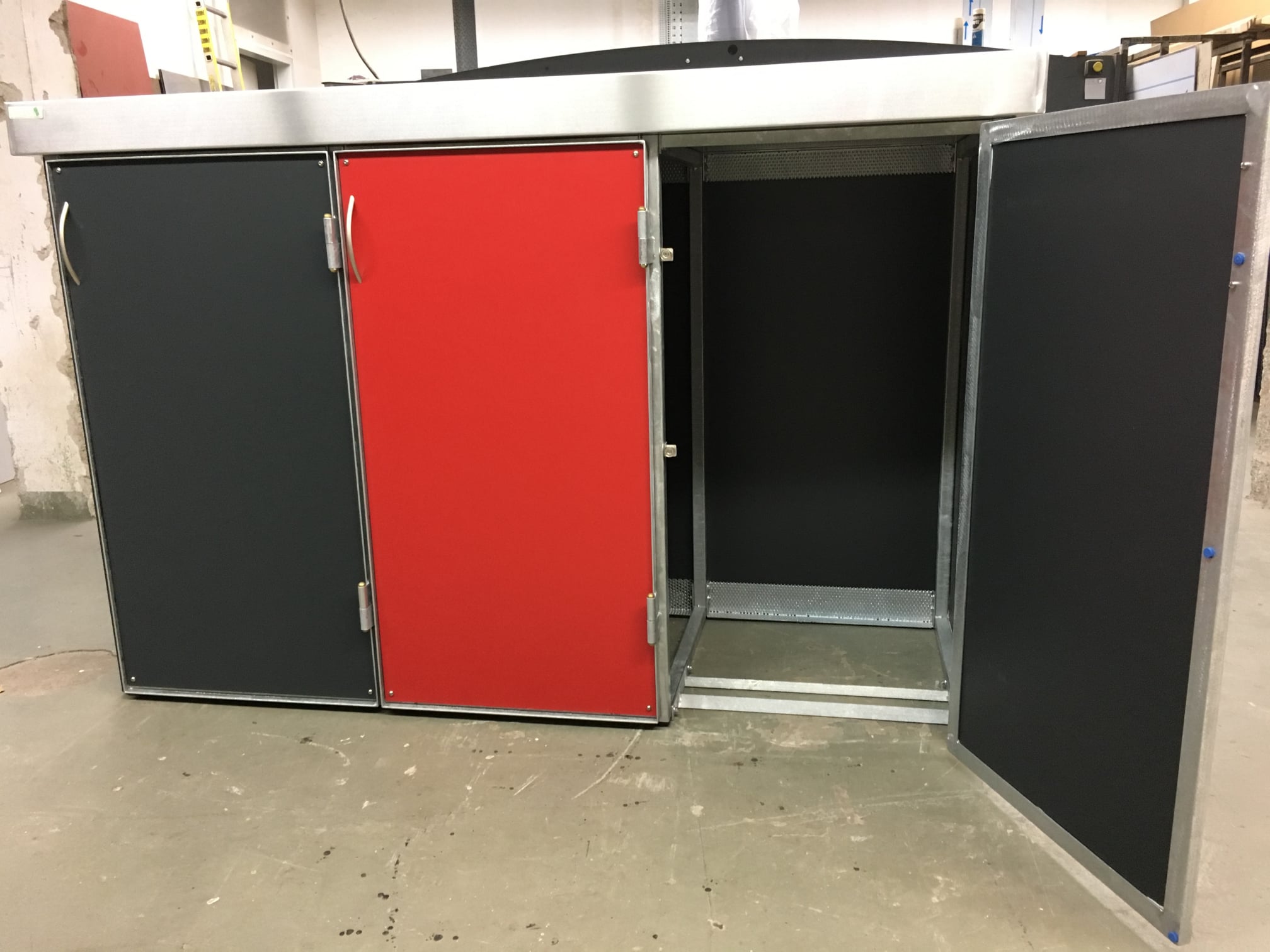 265736418_137552555299341_8975720001442490726_n Mülltonnenschrank mit Drehtüren Anthrazit Rot für 3 Mülltonnen 120 Liter