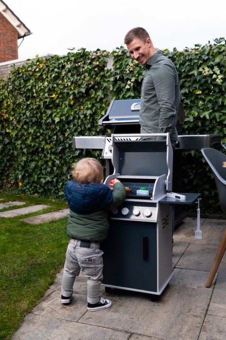 Outside-Setting-10 Rogue® 425 Napoleon KIDS-Grill Sicherer Holzspielzeug-Grill für Kinder ab 3 Jahren