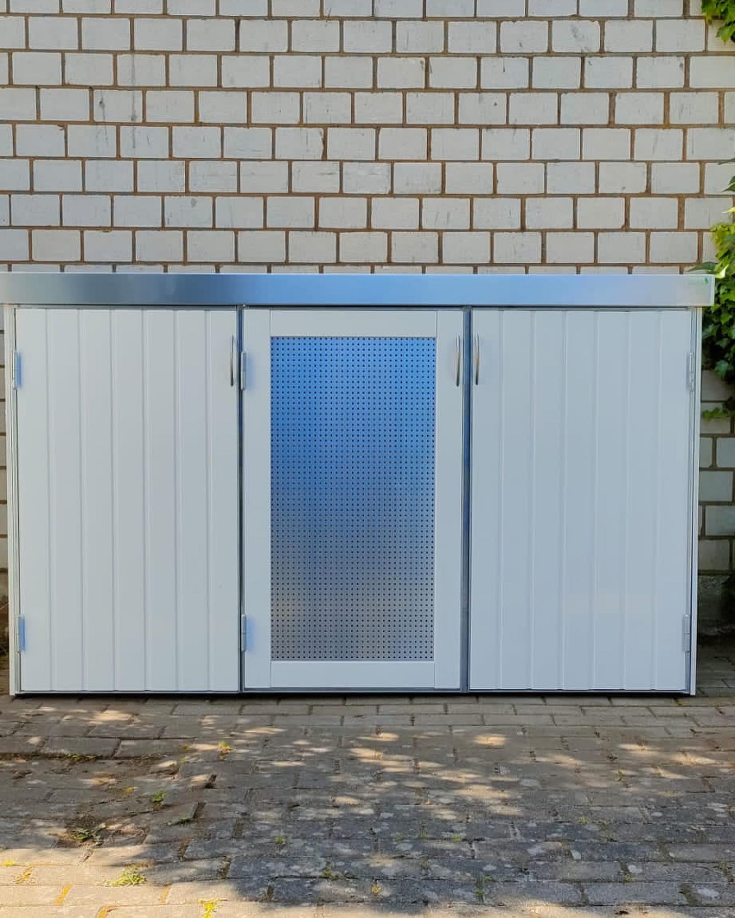 288664272_176025301452066_3529661894788672751_n Mülltonnenschrank mit Drehtüren Kömapan Weiß Lochblech für 3 Mülltonnen 240 Liter