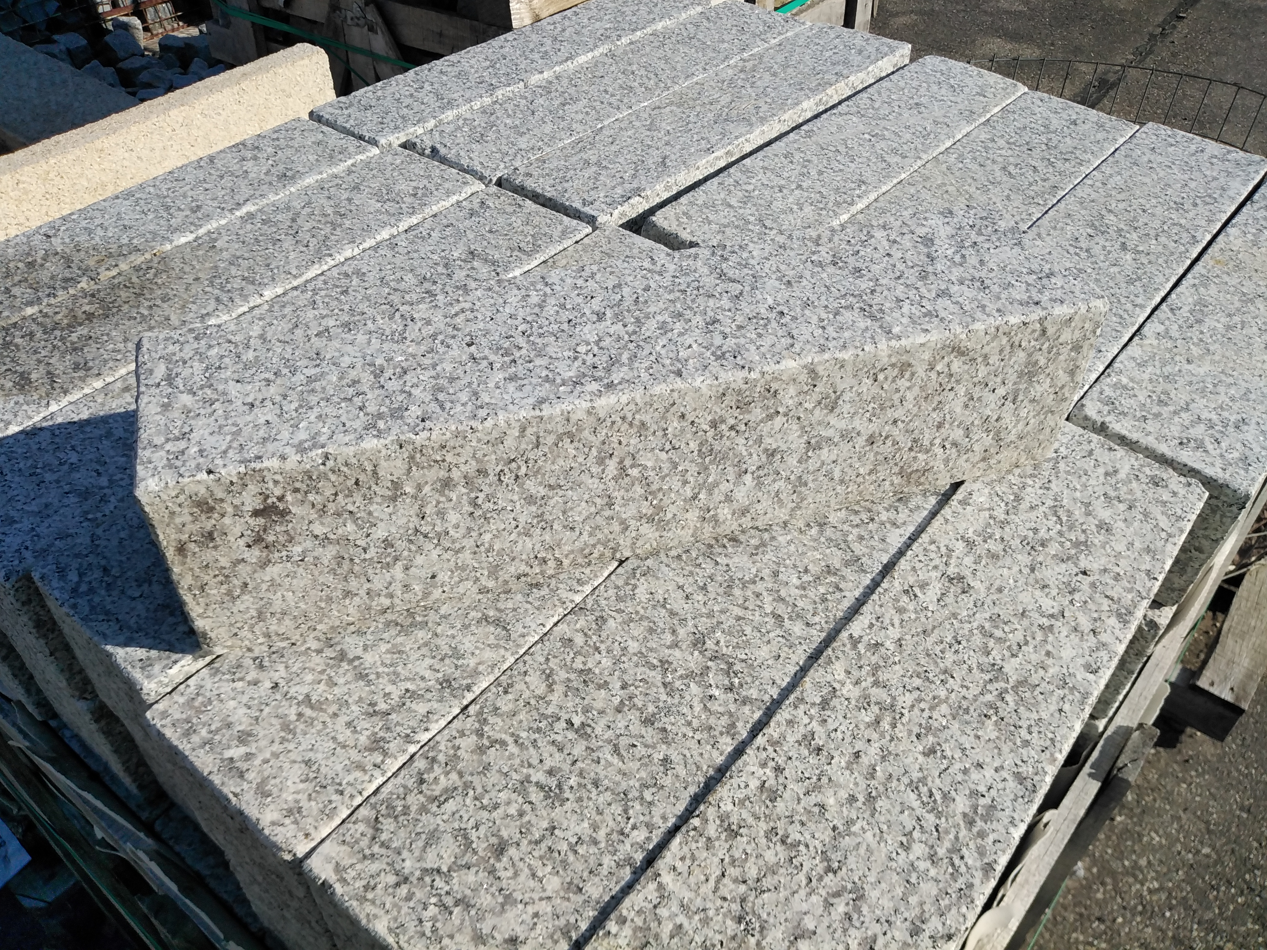 IMG_20191031_114959 Premium Granit Palisade hellgrau 12x12x50 cm 4-seitig fein gesägt, geflammt