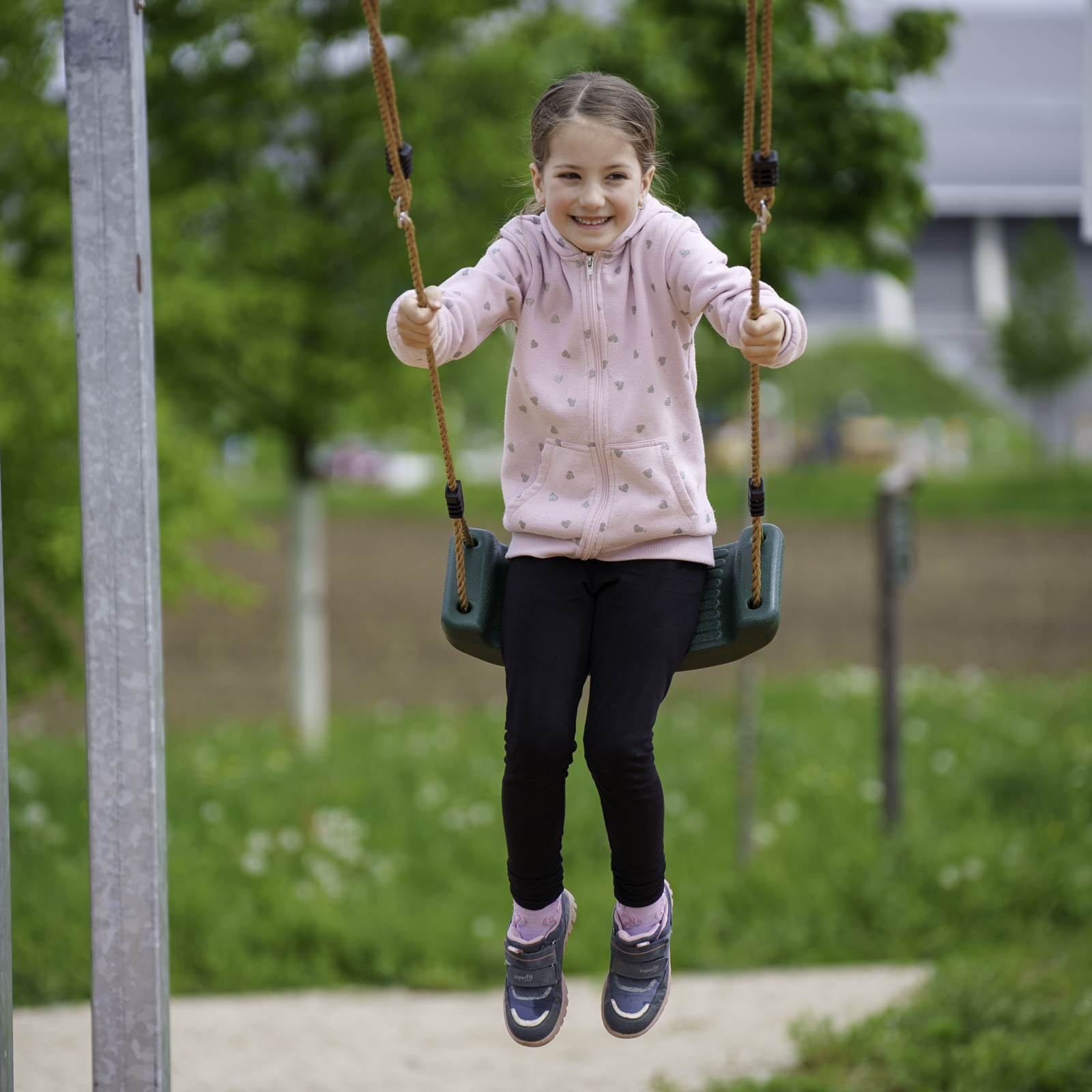 _DSC4557RisuWj6fcxasX Schaukelsitz aus Kunststoff Schaukelbrett Kinderschaukel