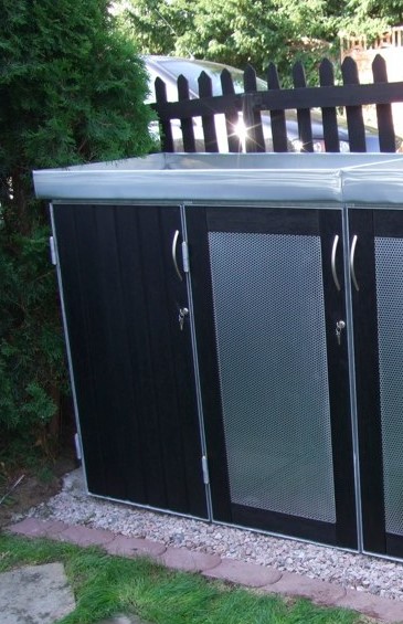 DSCF0673lBBAC2oJB1lLD Mülltonnenschrank mit Drehtüren Anthrazitgrau Tränenblech Lochblech für 2 Mülltonnen 120 Liter