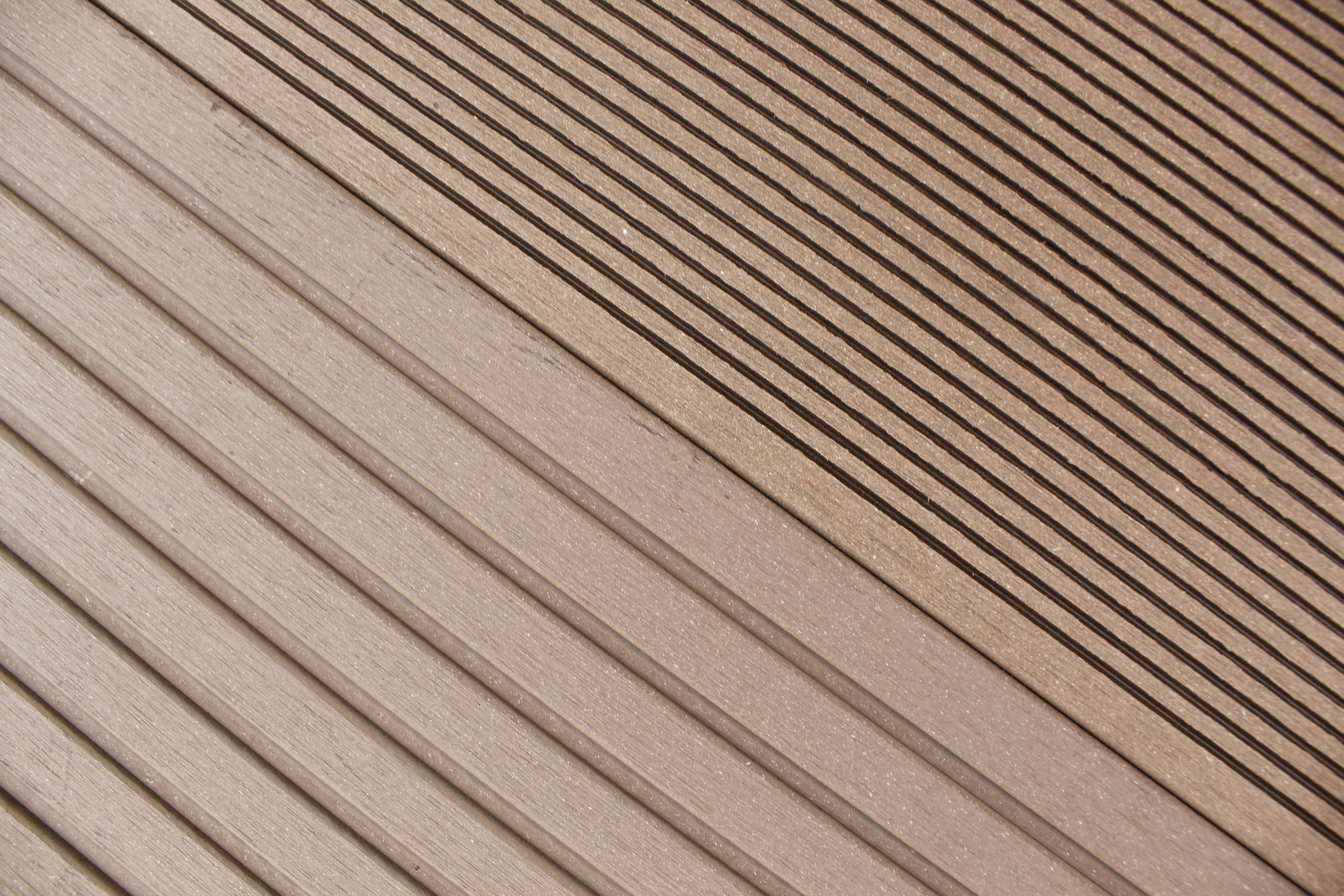 IMG_1313VYc8i538MQaRB WPC Terrassendiele Vollprofil braun (mahagoni) 20x145x4000 mm Terrassen Dielen