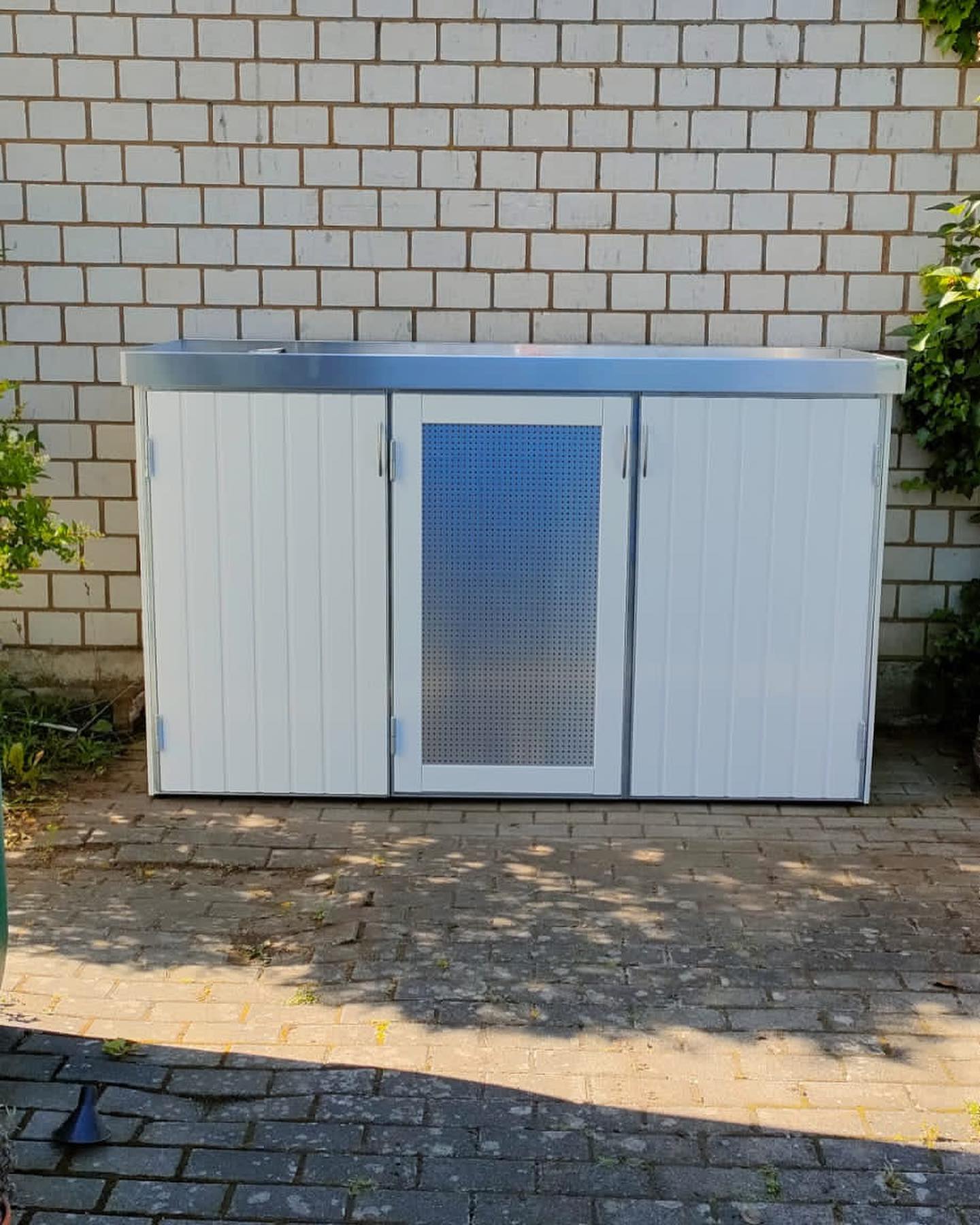 288732940_176025304785399_4995817283585237874_n Mülltonnenschrank mit Drehtüren Kömapan Weiß Lochblech für 3 Mülltonnen 240 Liter