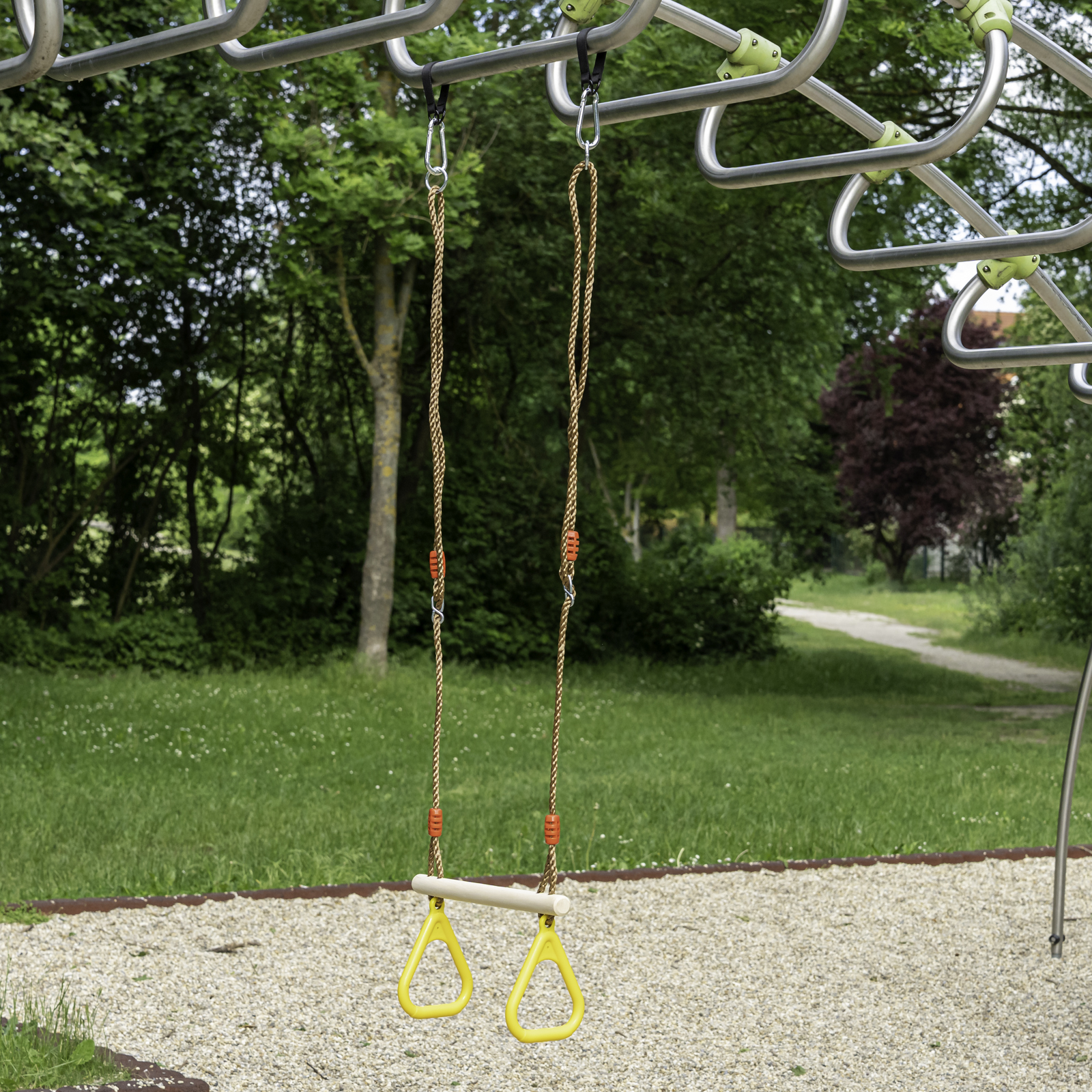 _DSC9883 Trapez mit Kunststoffringen Turngerät Schaukel Höhe bis 2,55m